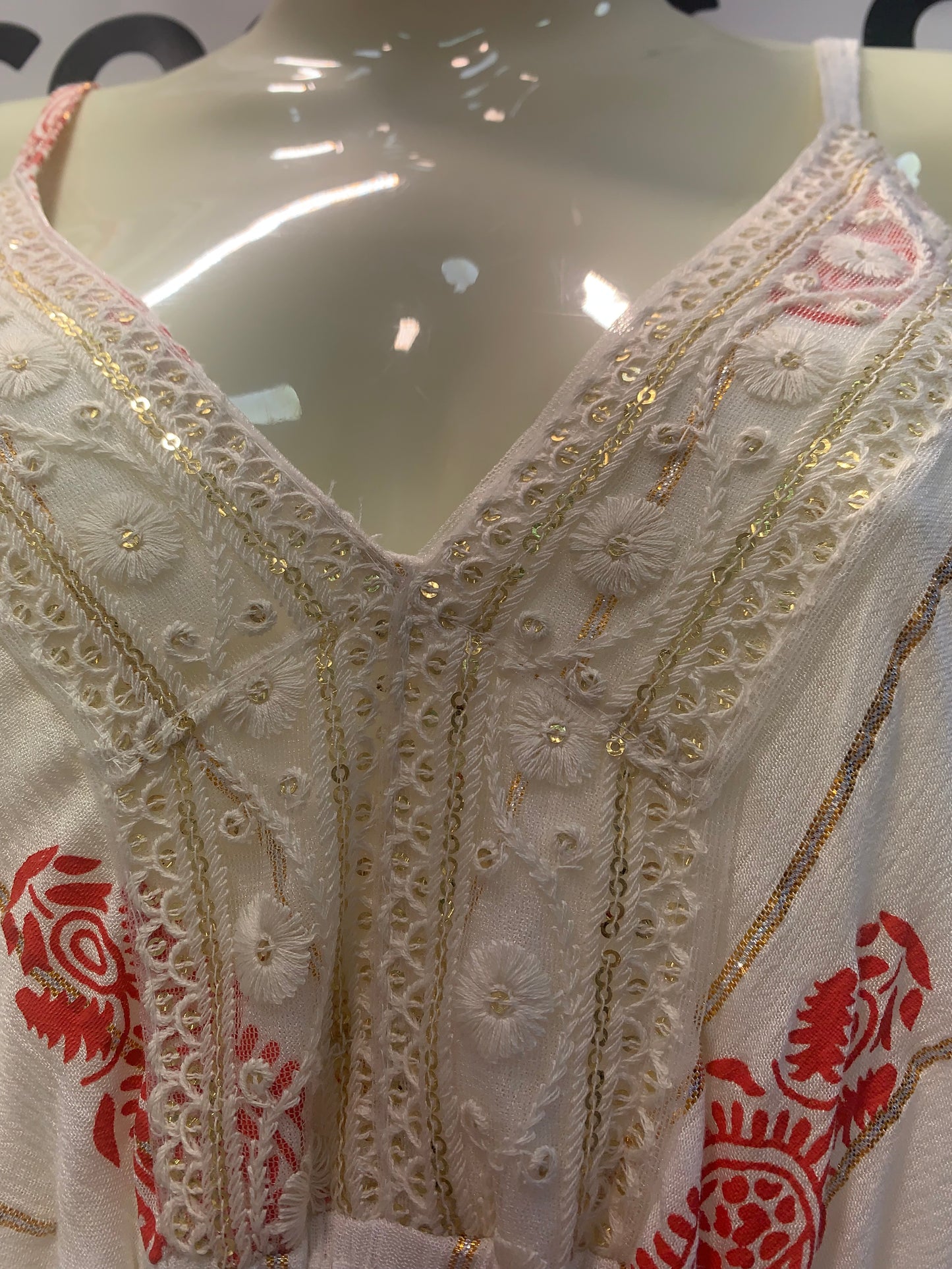 Vestido Largo blanco con gotas de cachemira rojas.