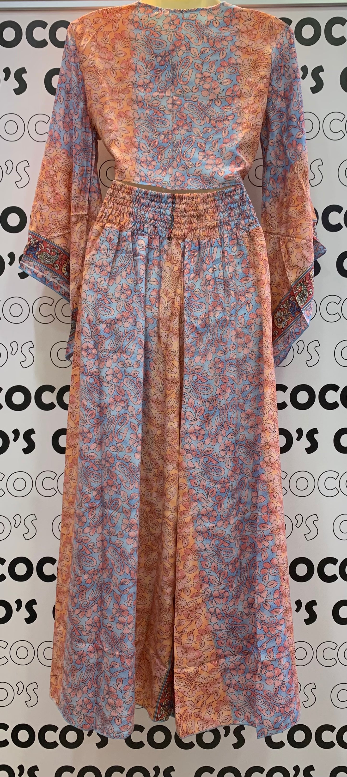 Conjunto 9020G de pantalón largo con top azul y naranja.