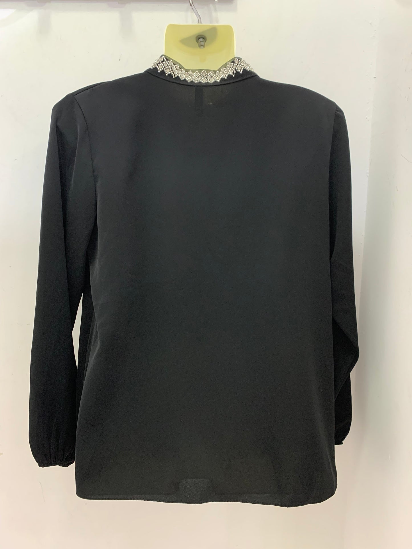 Blusa Negra Con Lazo En El Cuello