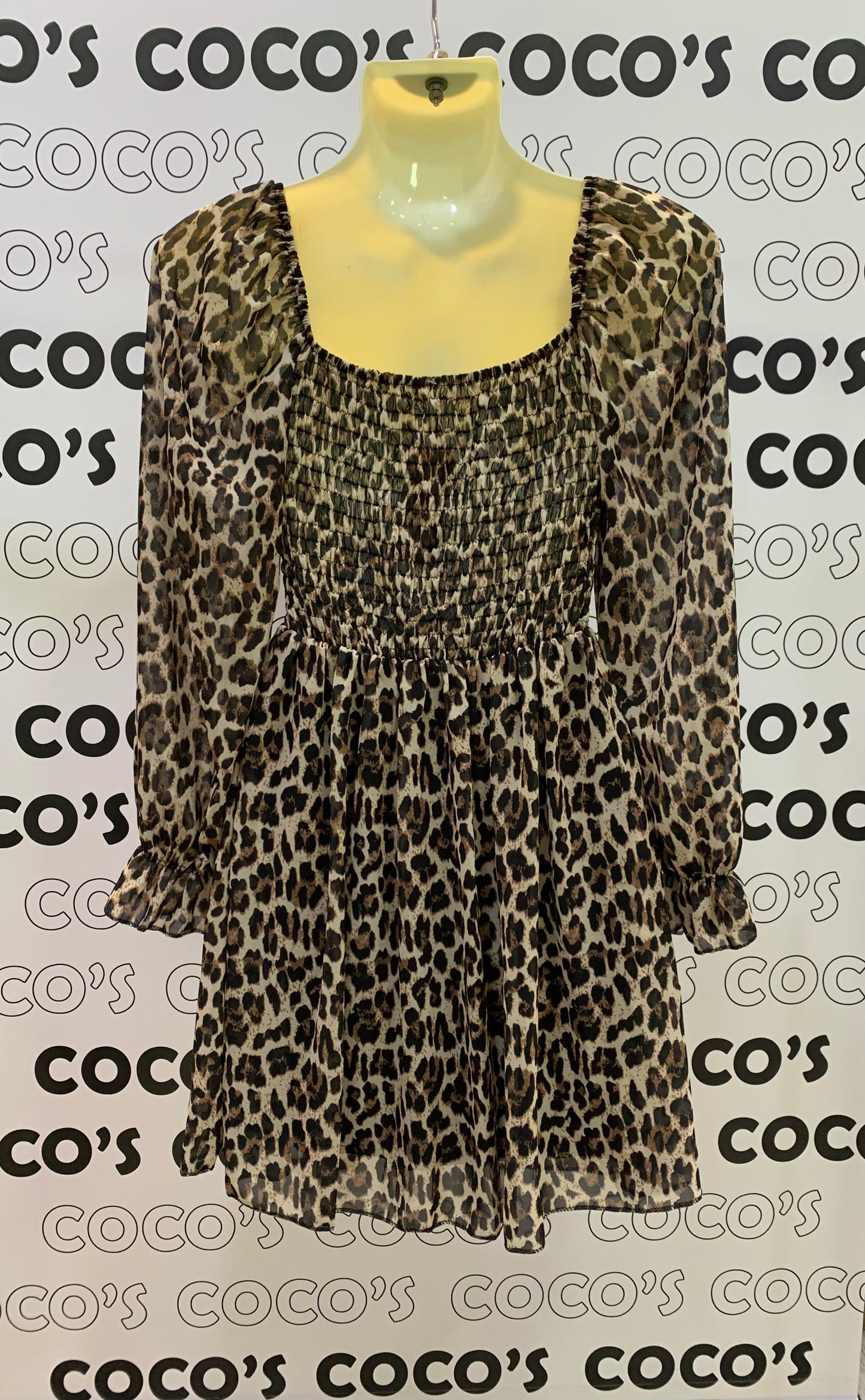 Vestido corto estampado leopardo.