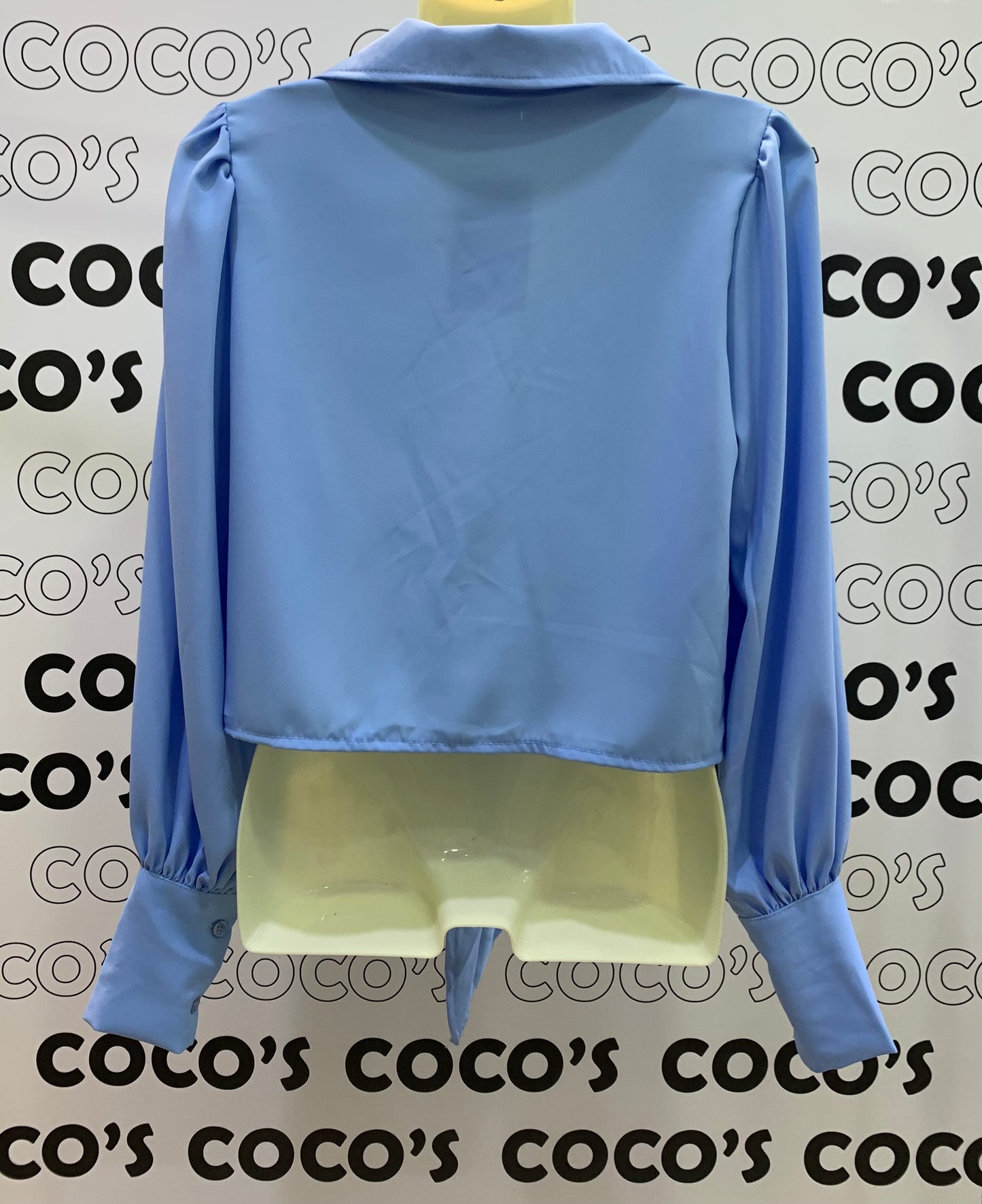 Camisa manga larga azul celeste.