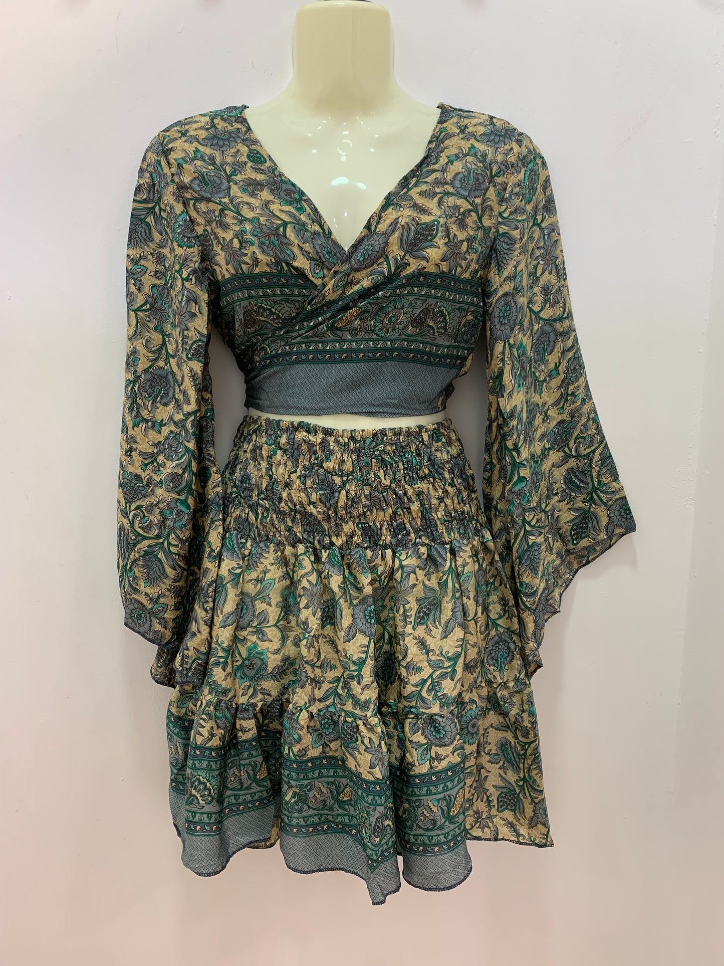 Conjunto Corto 026 Falda y Top Flores Grises y Verdes