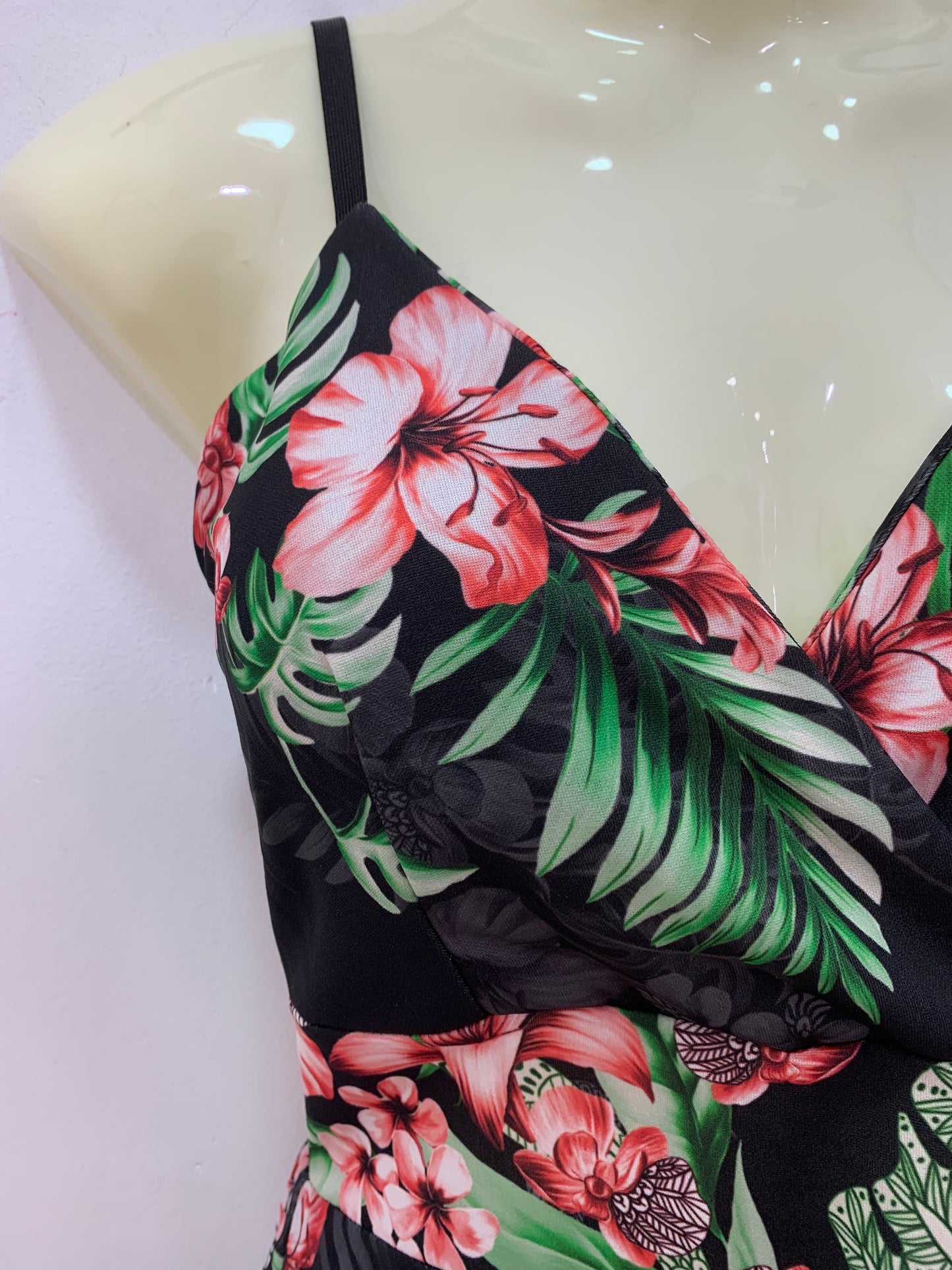 Vestido Flores Negro Verde Rojo