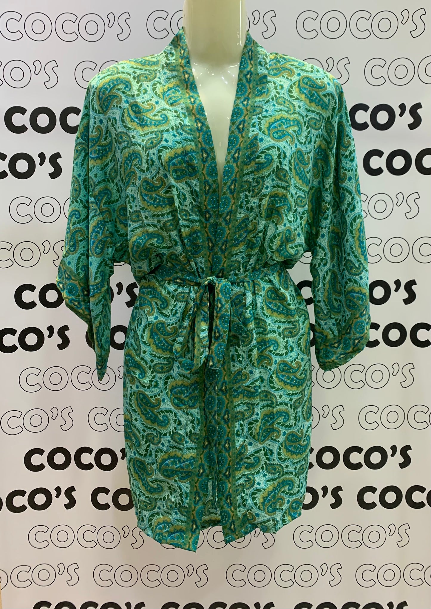 Kimono corto verde.