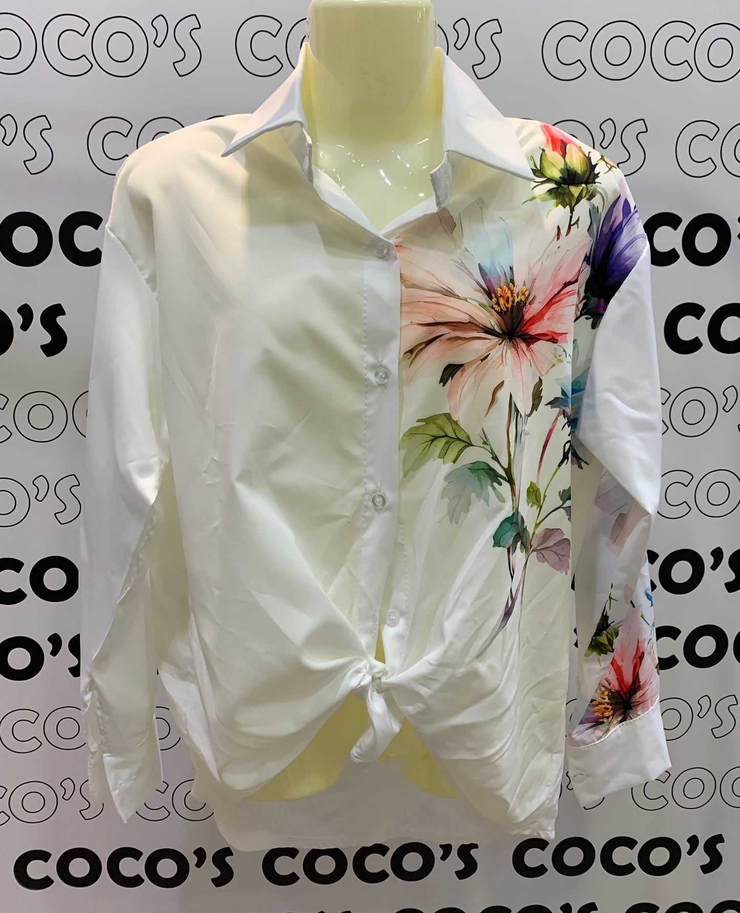 Camisa manga larga blanca con flores rosas y azules.