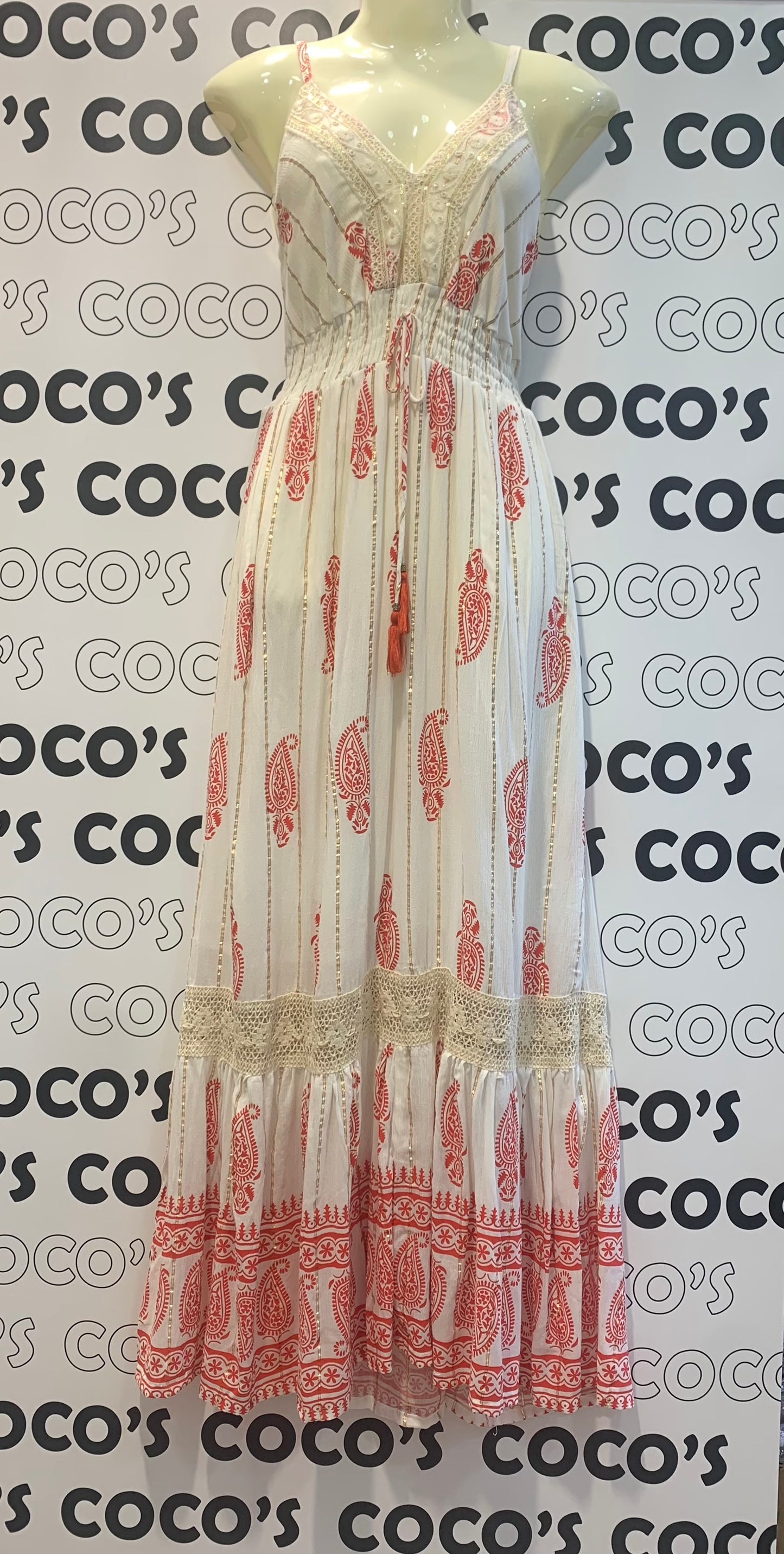 Vestido Largo blanco con gotas de cachemira rojas.