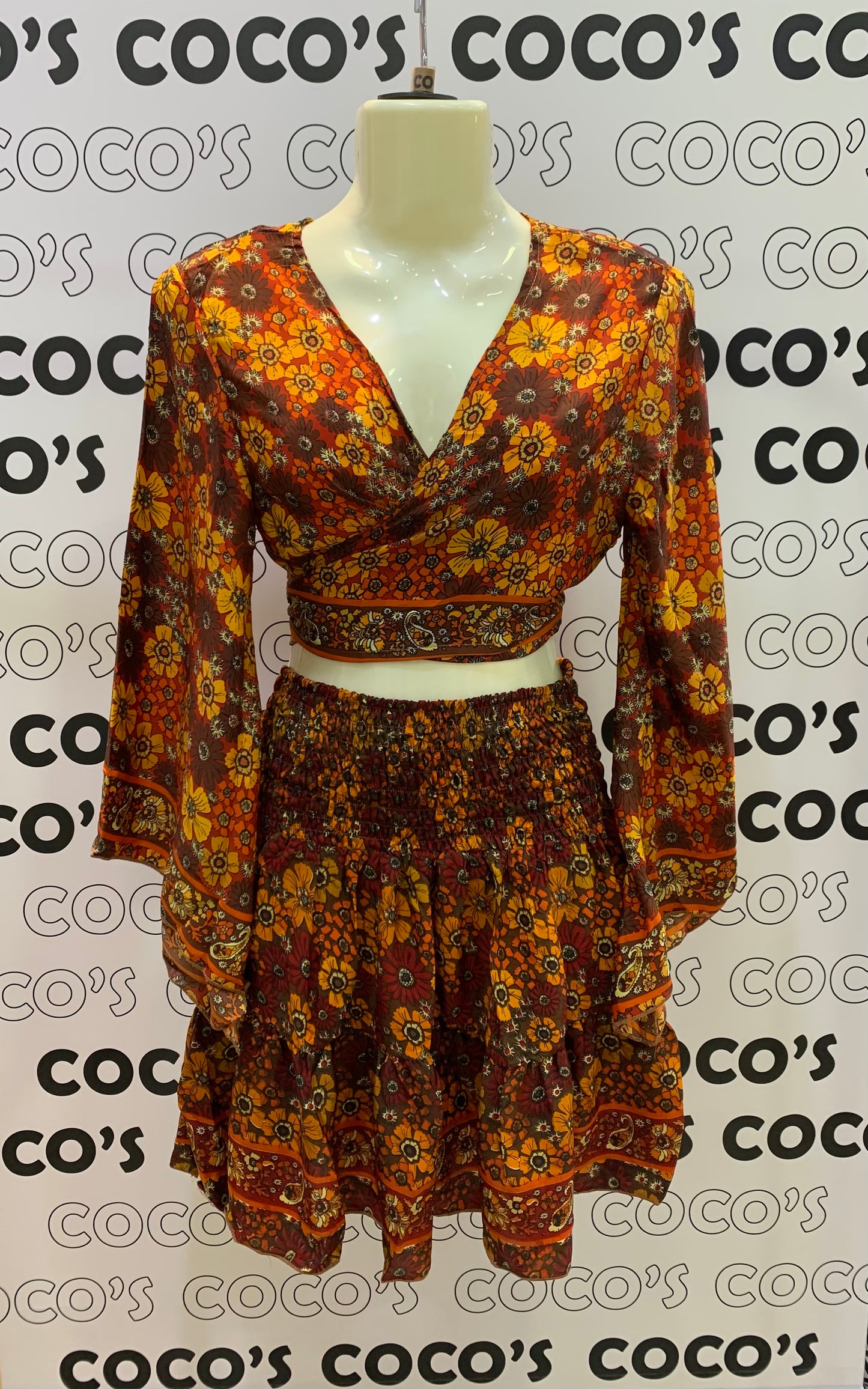 Conjunto Corto 026 Falda y Top Rojo Con Flores Amarillas, Naranjas Y Marrones