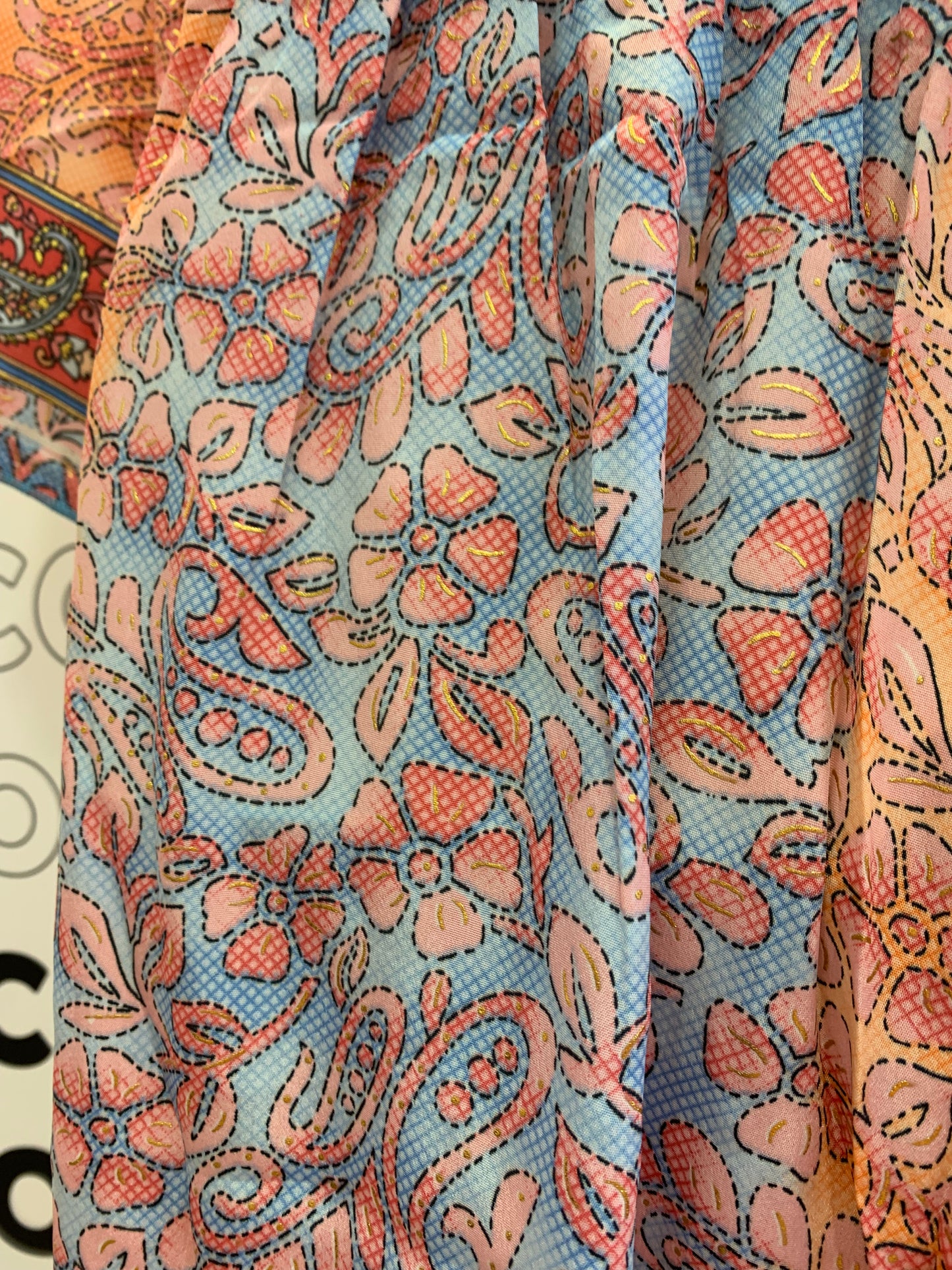 Conjunto 9020G de pantalón largo con top azul y naranja.
