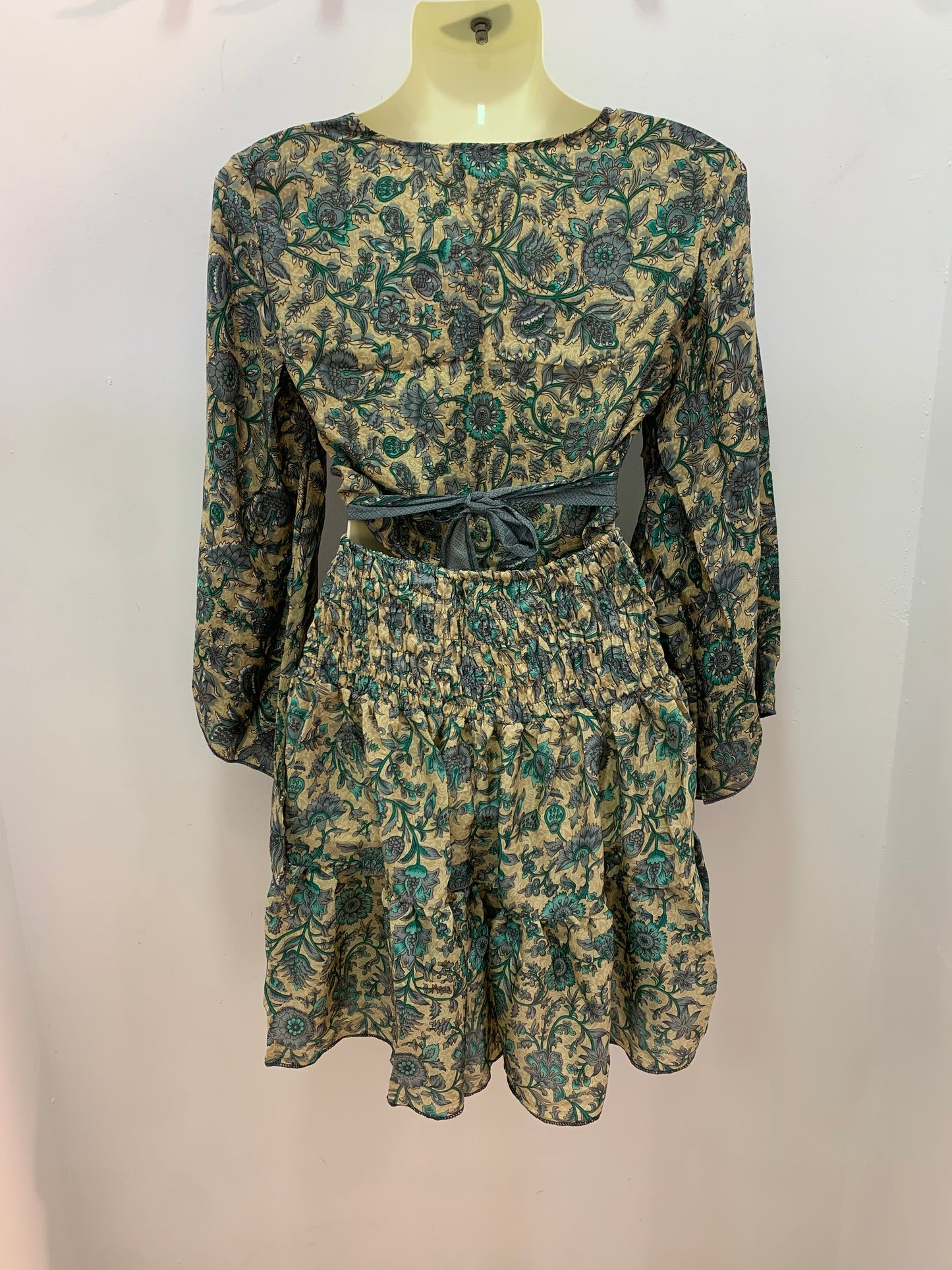 Conjunto Corto 026 Falda y Top Flores Grises y Verdes
