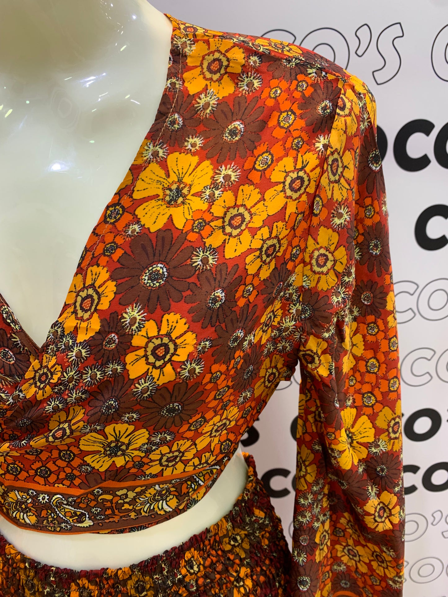 Conjunto Corto 026 Falda y Top Rojo Con Flores Amarillas, Naranjas Y Marrones