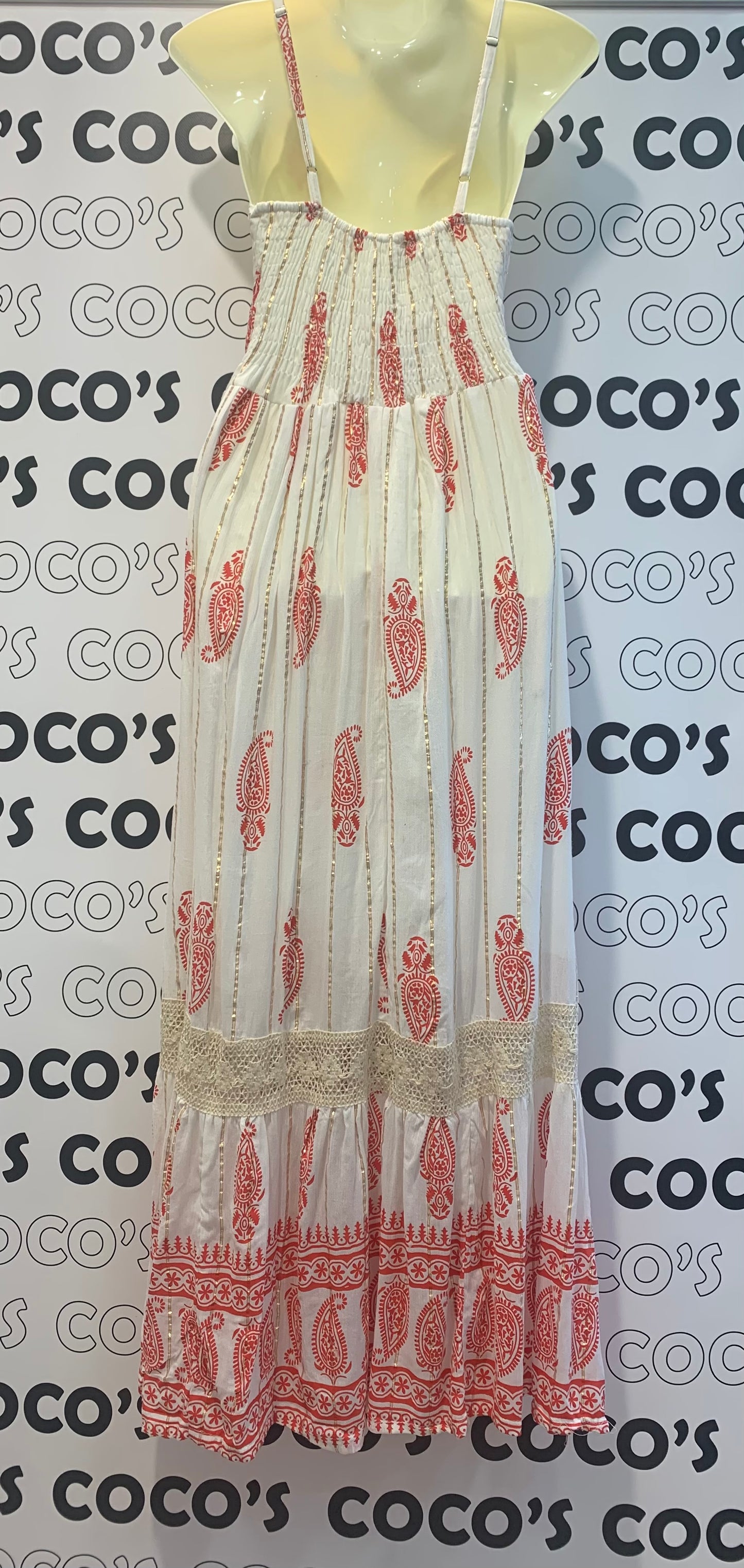 Vestido Largo blanco con gotas de cachemira rojas.