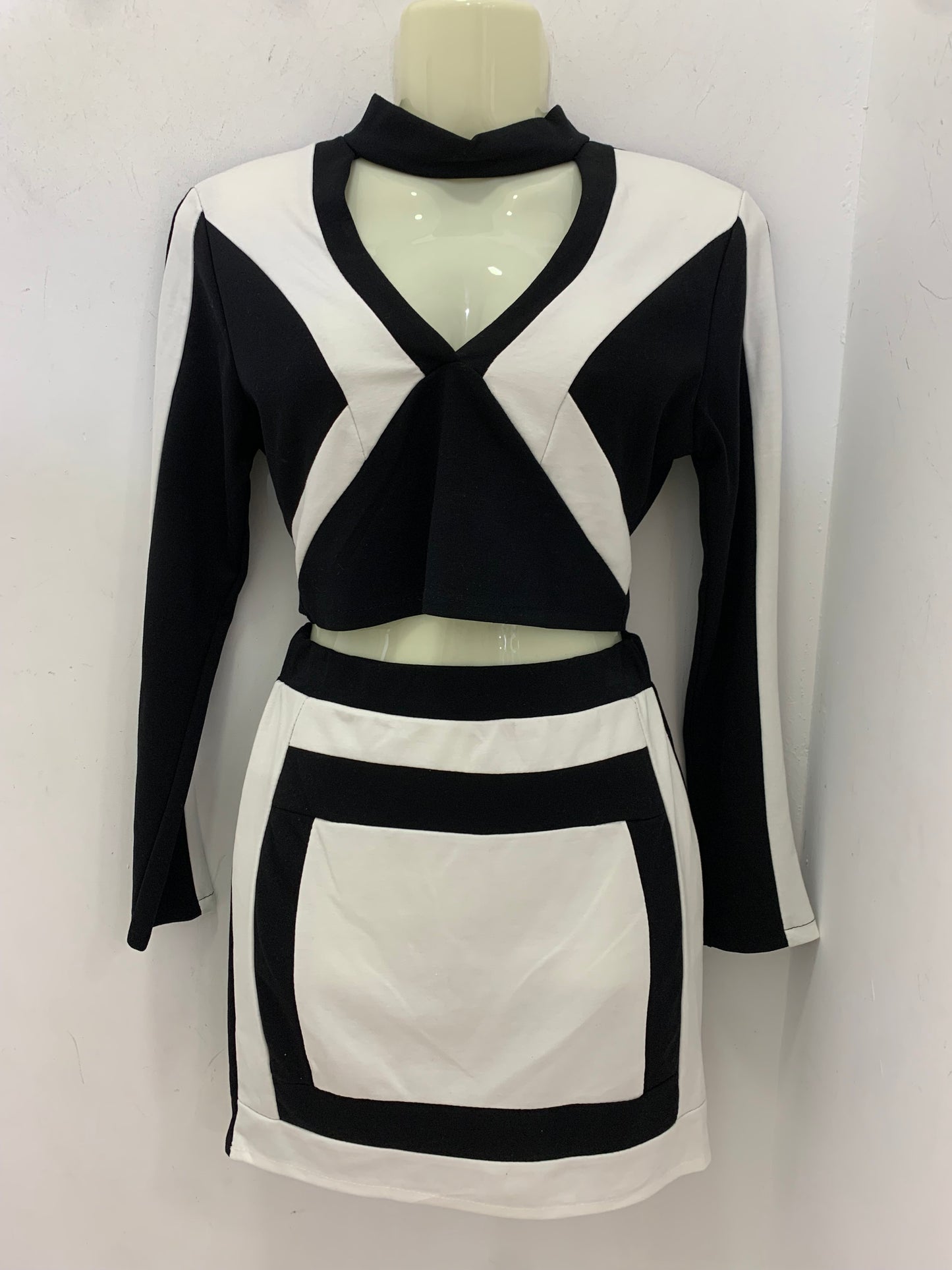 Conjunto Corto Falda Y Top Manga Larga Blanco Y Negro