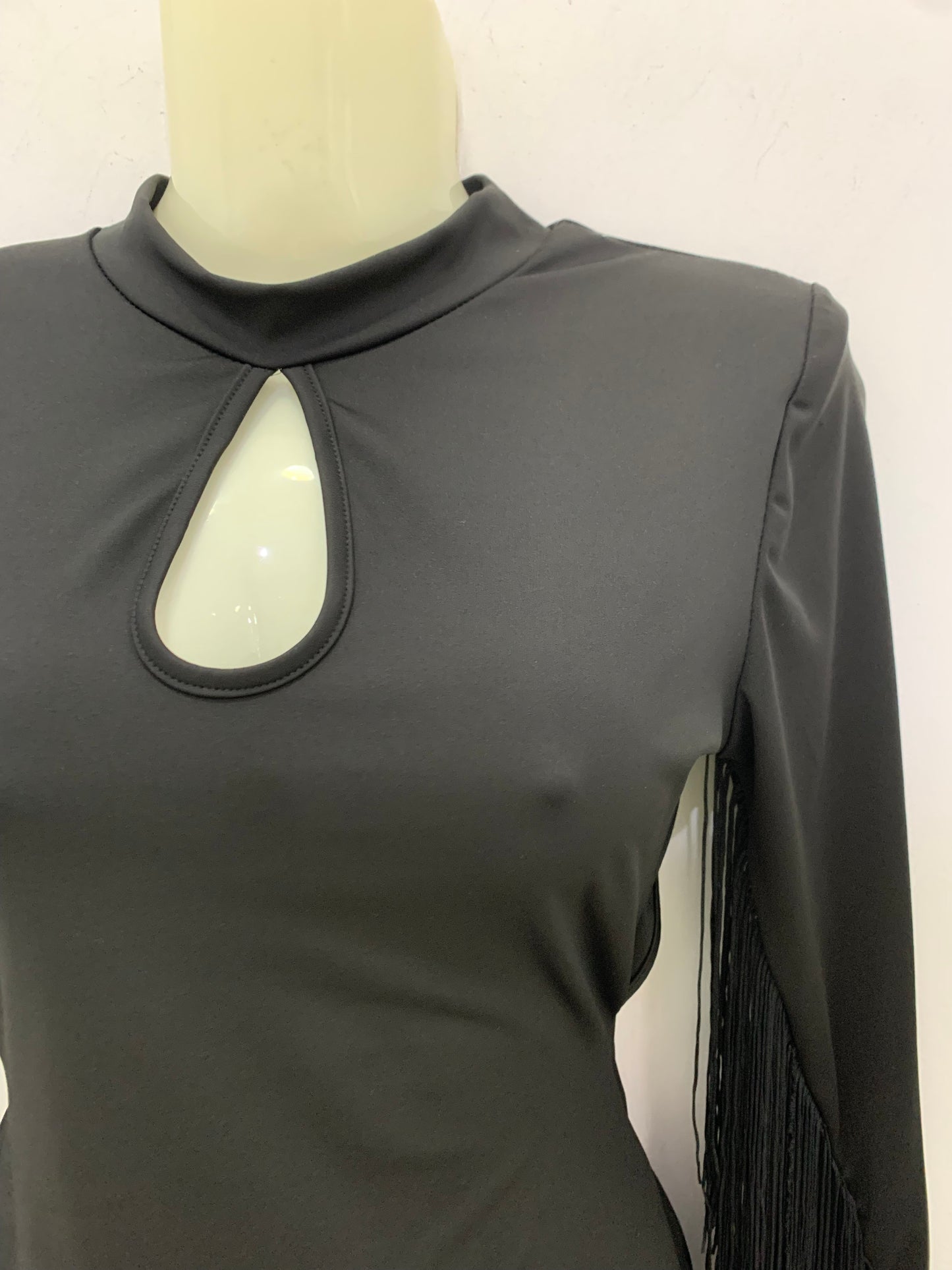 Vestido Corto Negro Manga Larga Flecos
