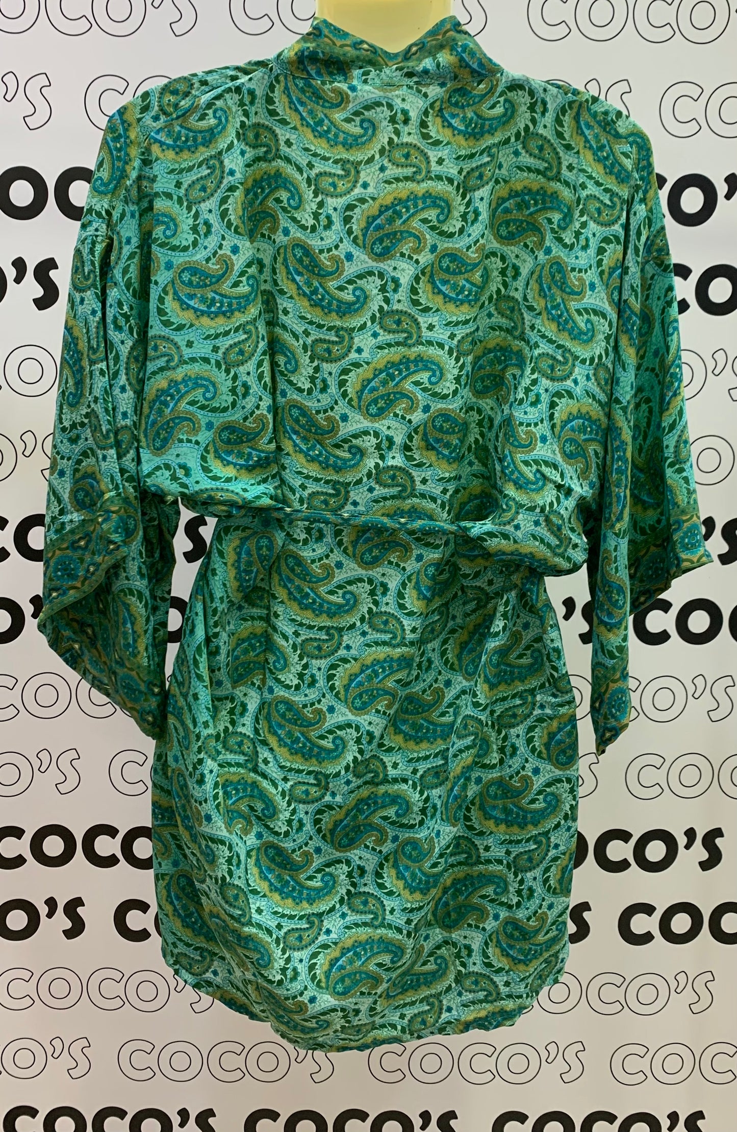 Kimono corto verde.