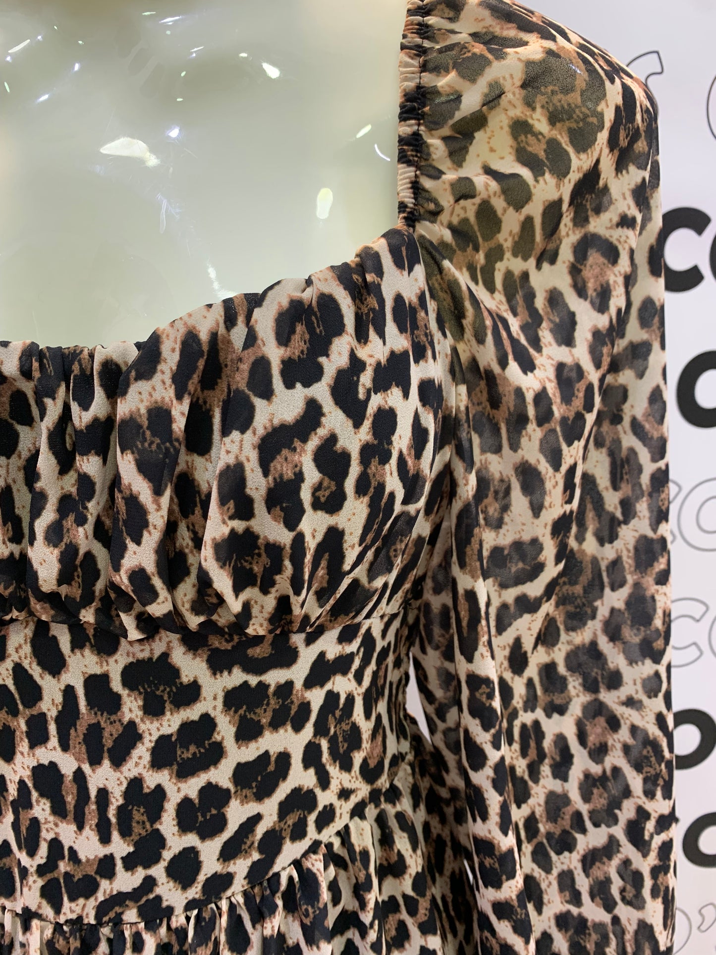Vestido corto estampado leopardo.