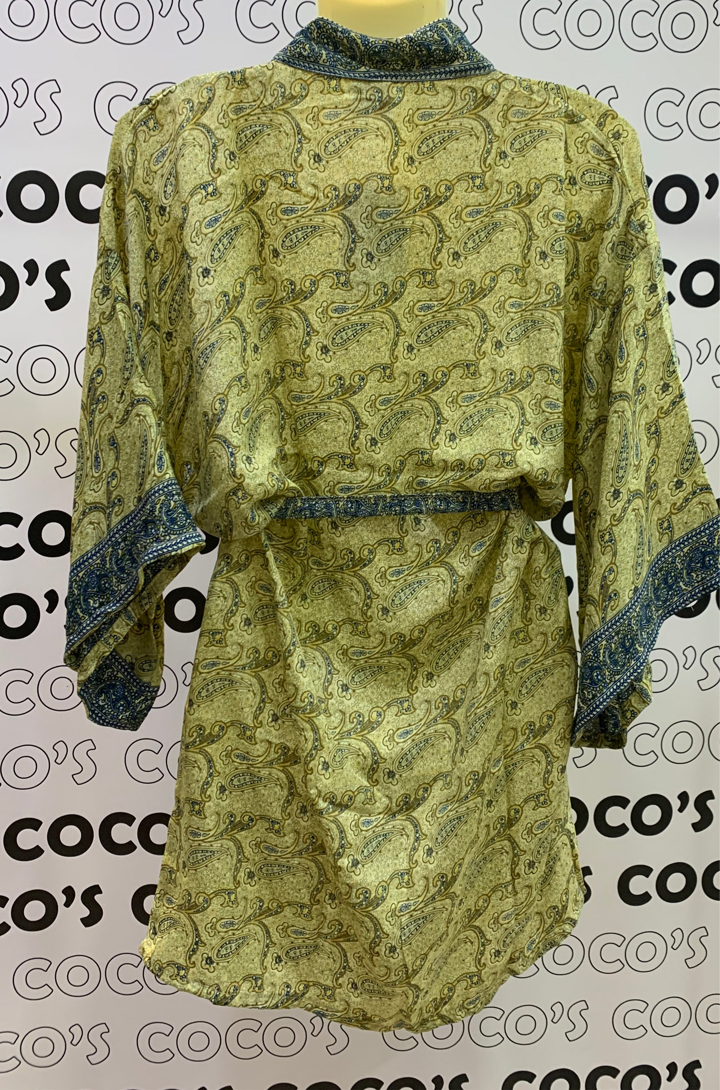 Kimono corto amarillo.