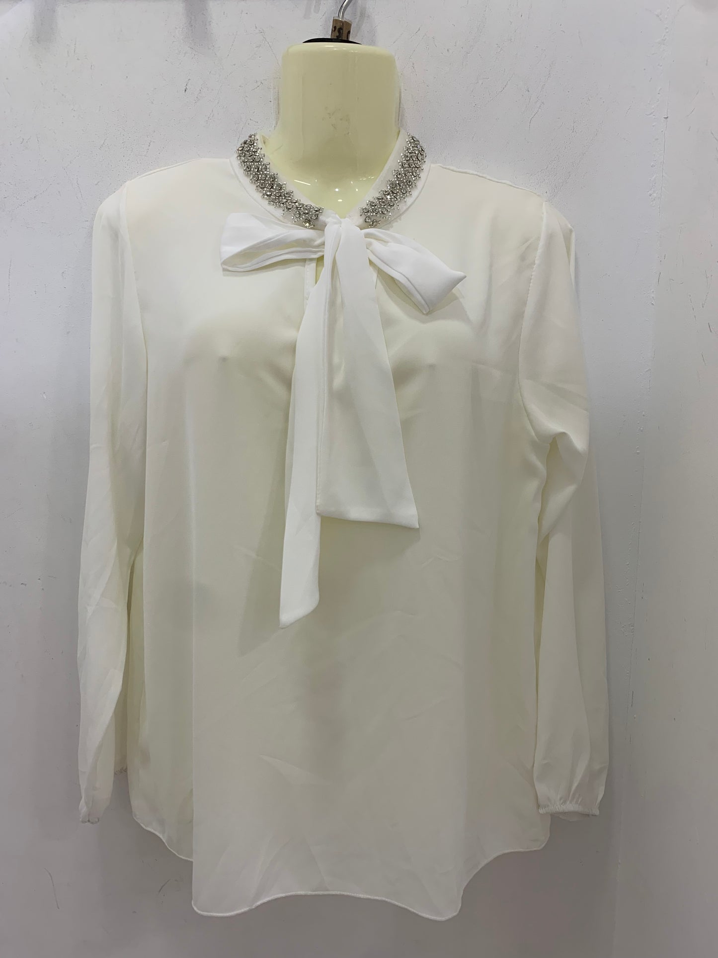 Blusa Blanca Con Lazo En El Cuello