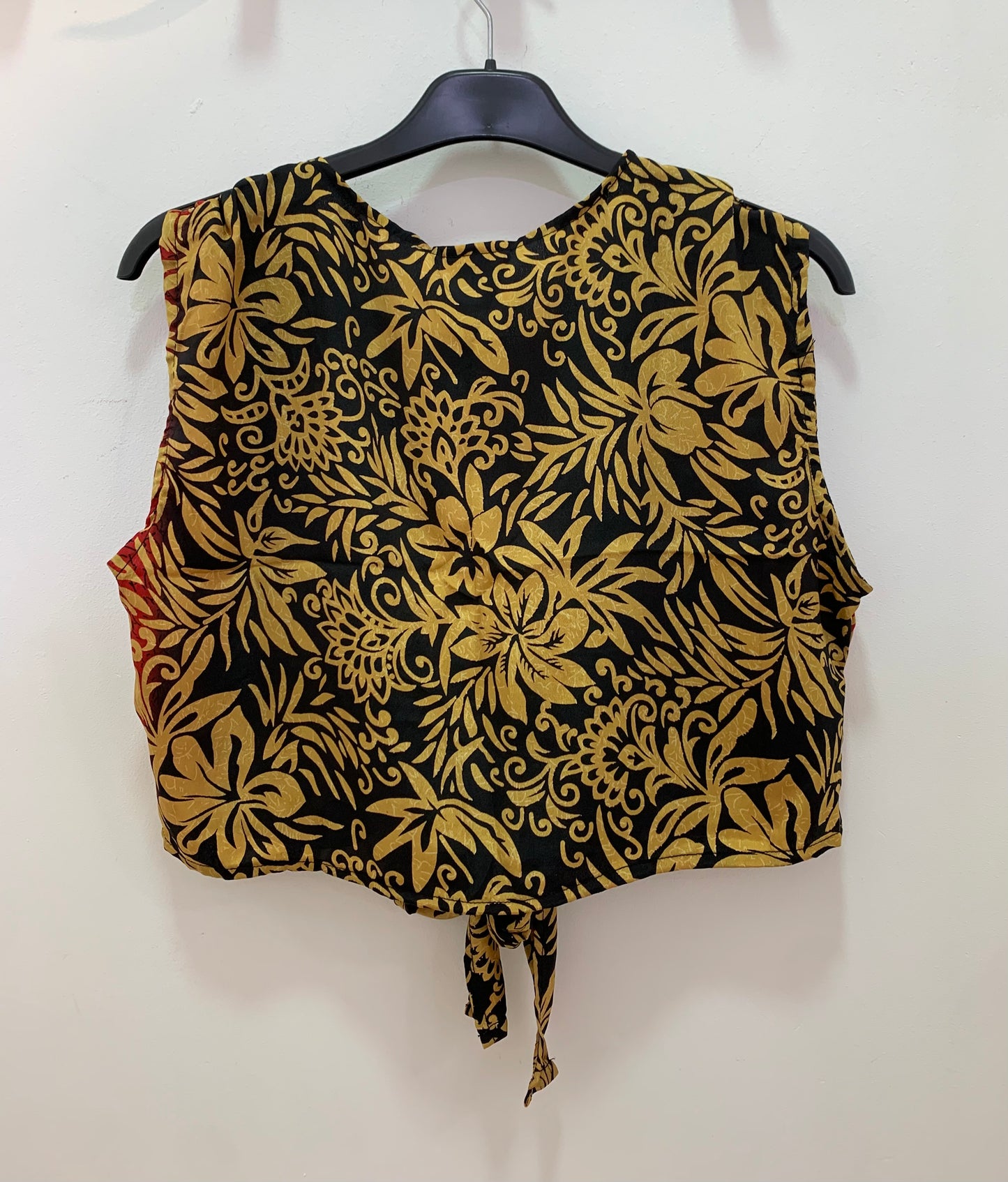Top Sin Mangas Negro Mostaza y Rojo