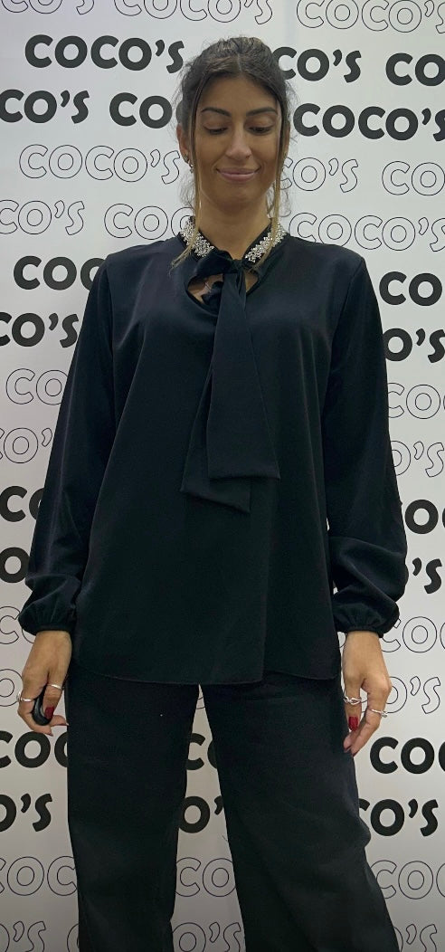 Blusa Negra Con Lazo En El Cuello
