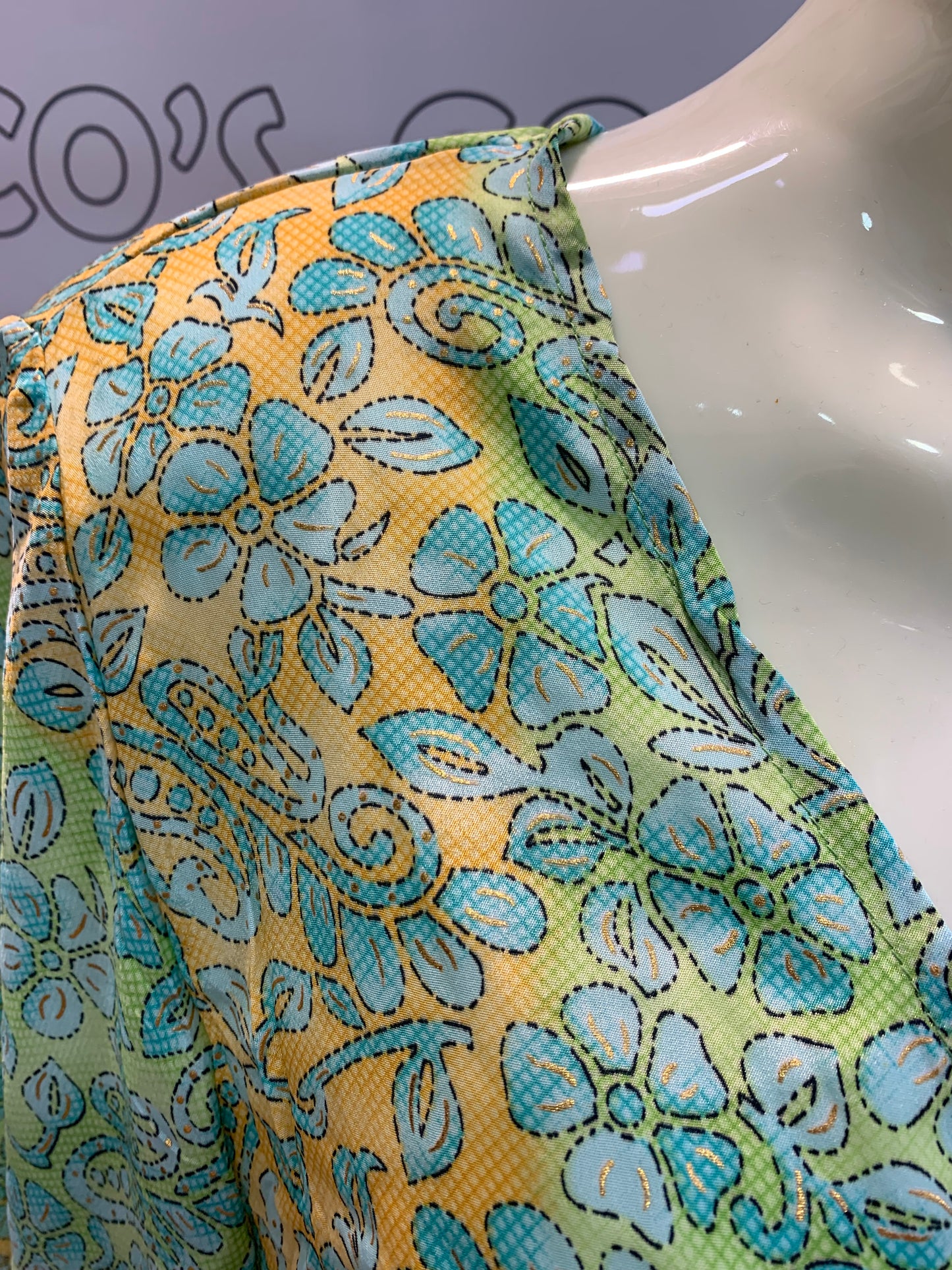 Conjunto 9020G de pantalón largo con top verde con naranja.