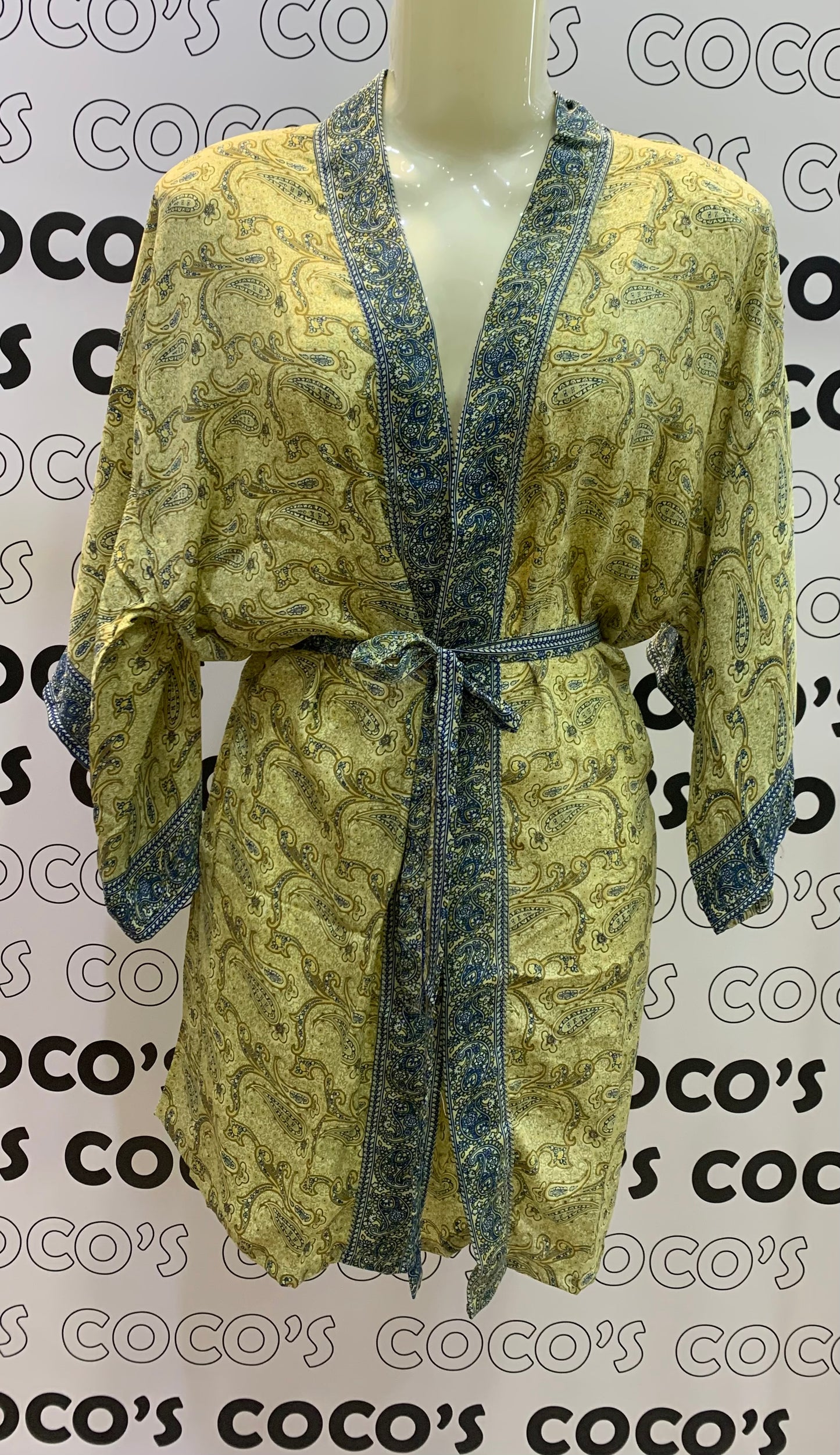Kimono corto amarillo.