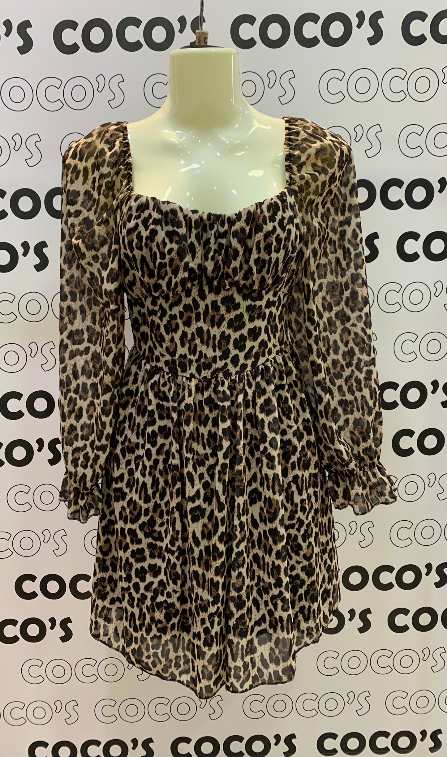 Vestido corto estampado leopardo.