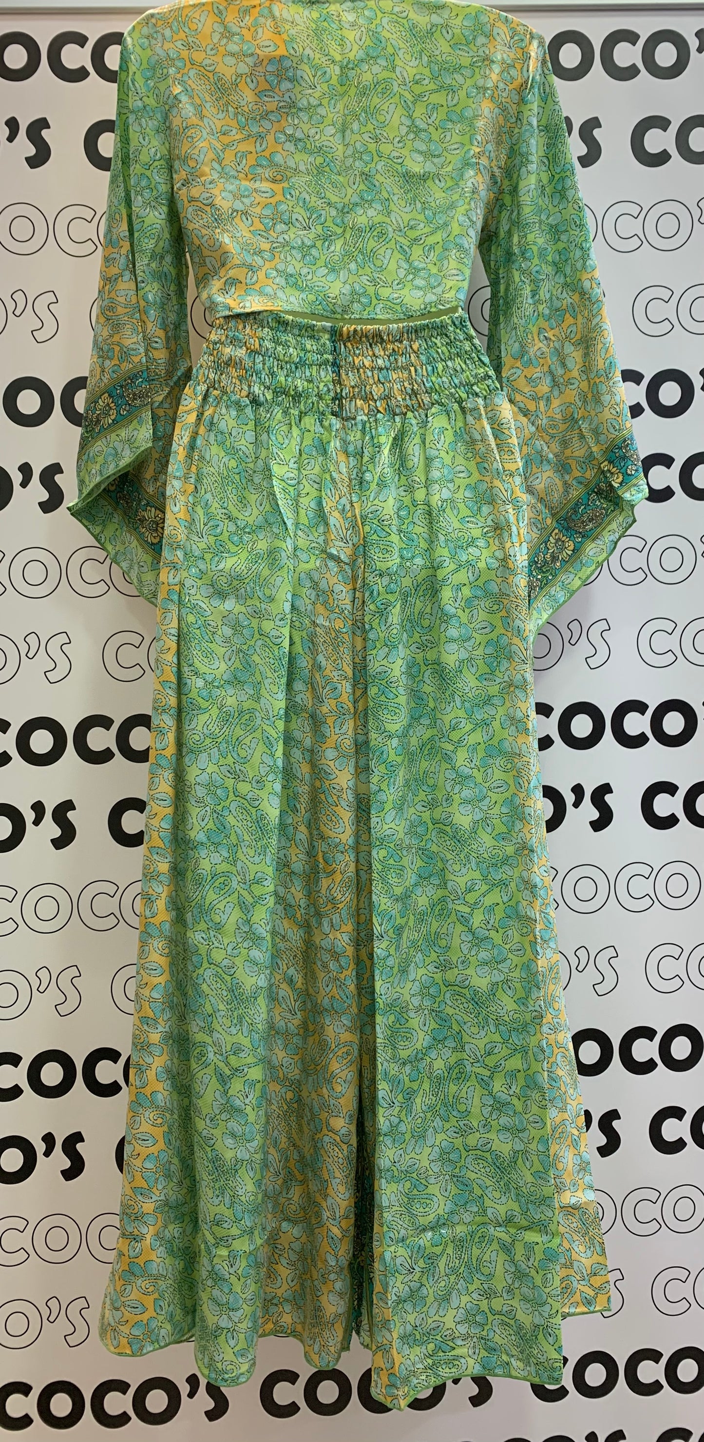Conjunto 9020G de pantalón largo con top verde con naranja.