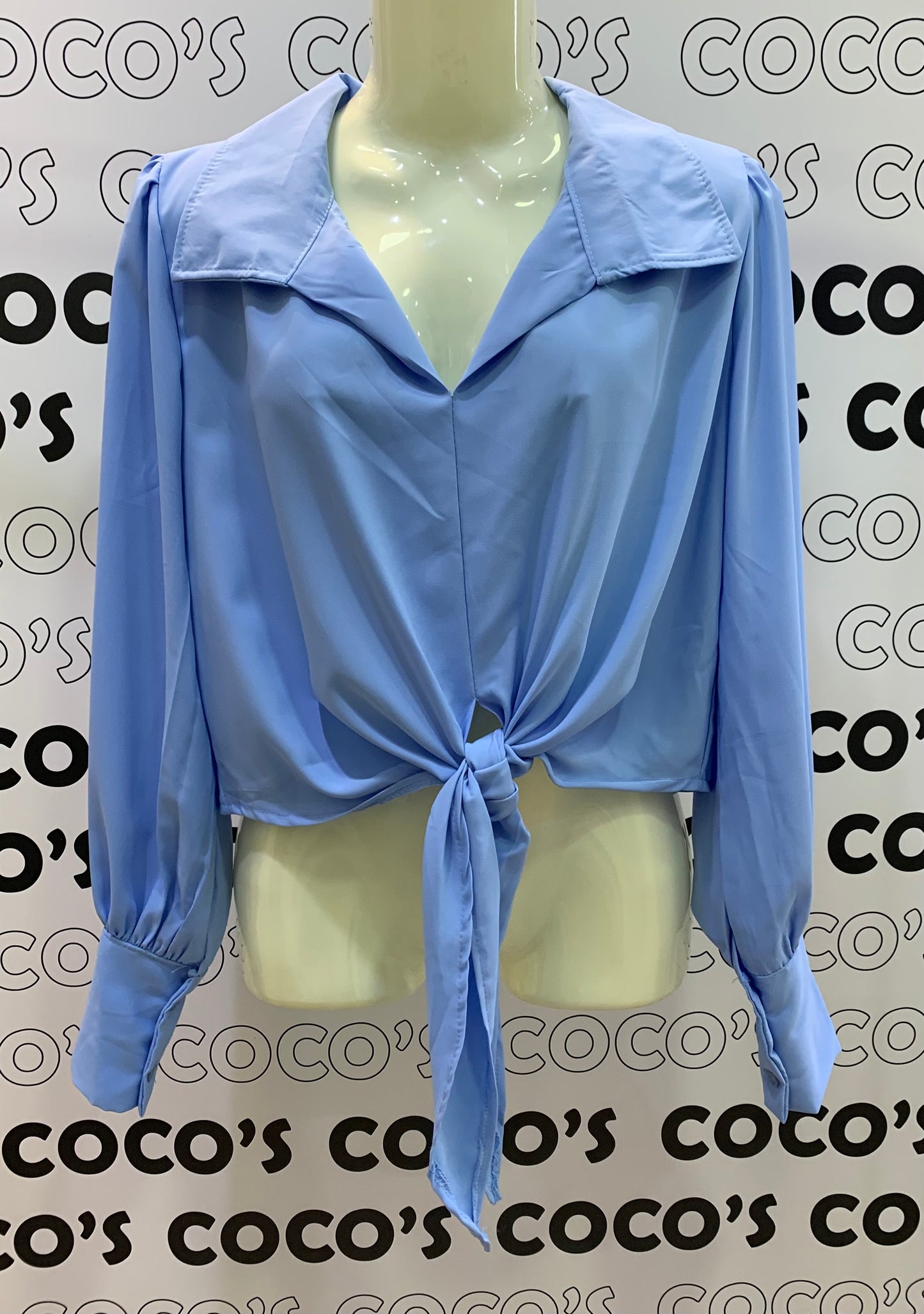 Camisa manga larga azul celeste.