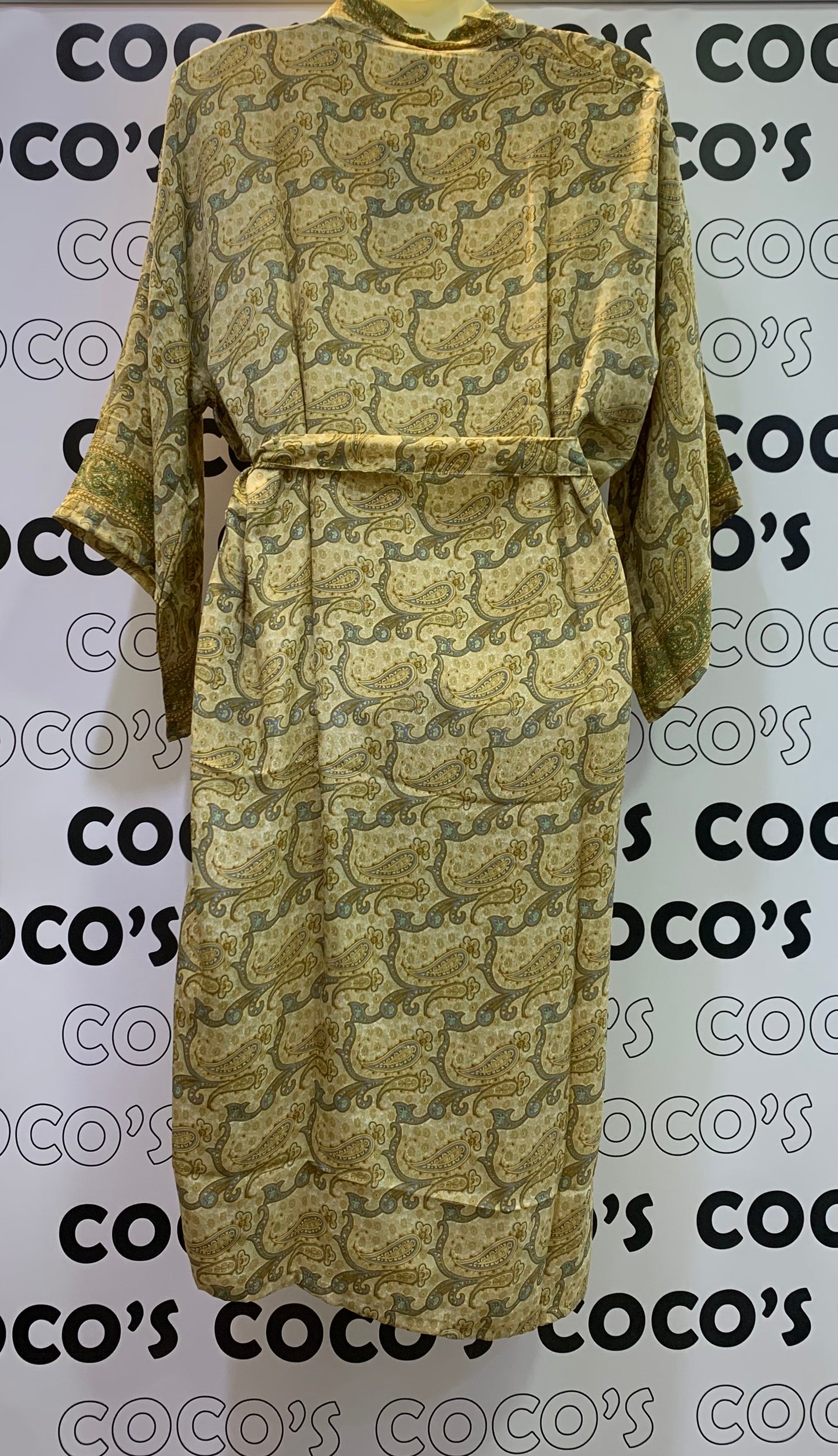 Kimono largo amarillo.