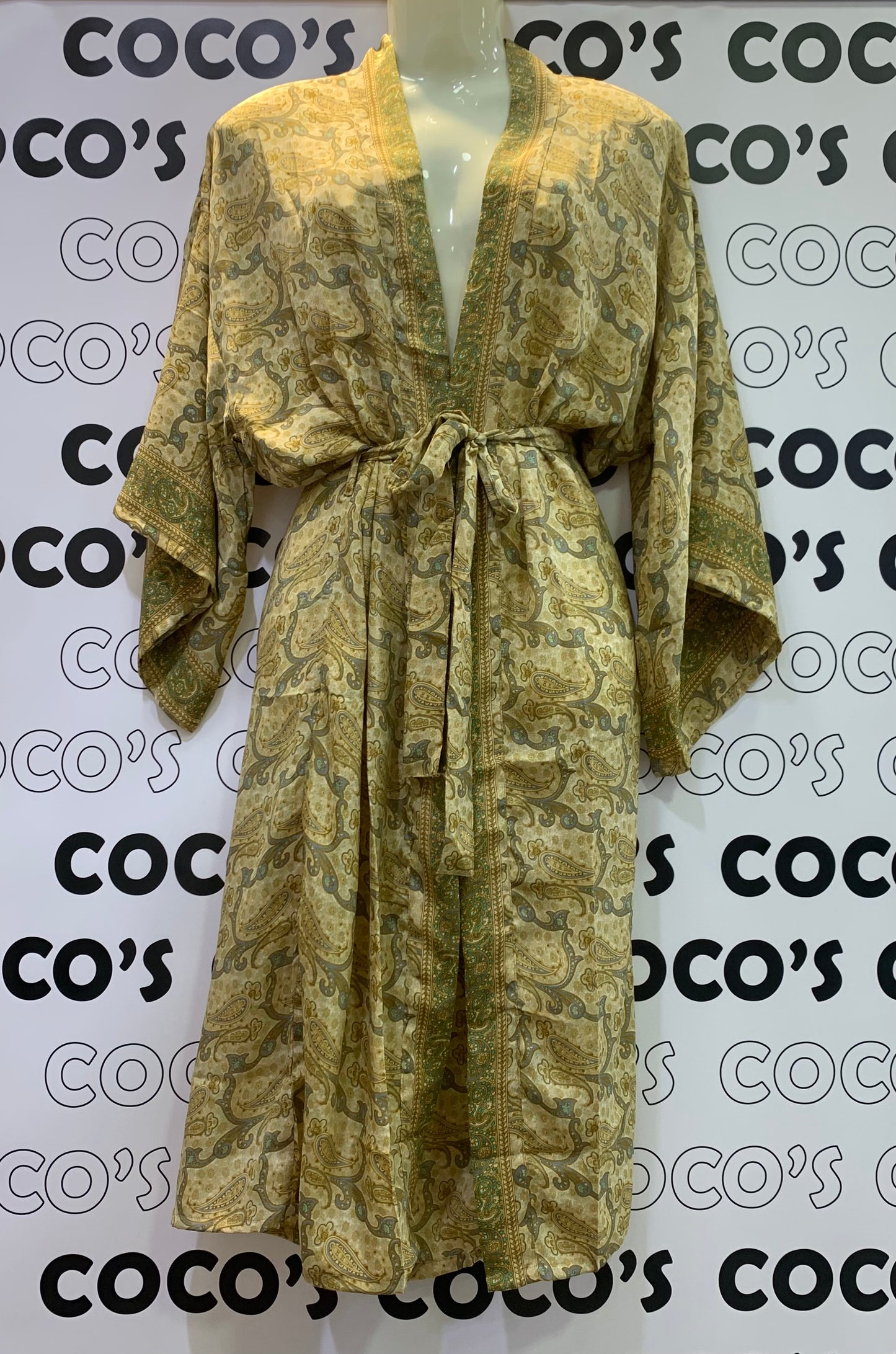 Kimono largo amarillo.