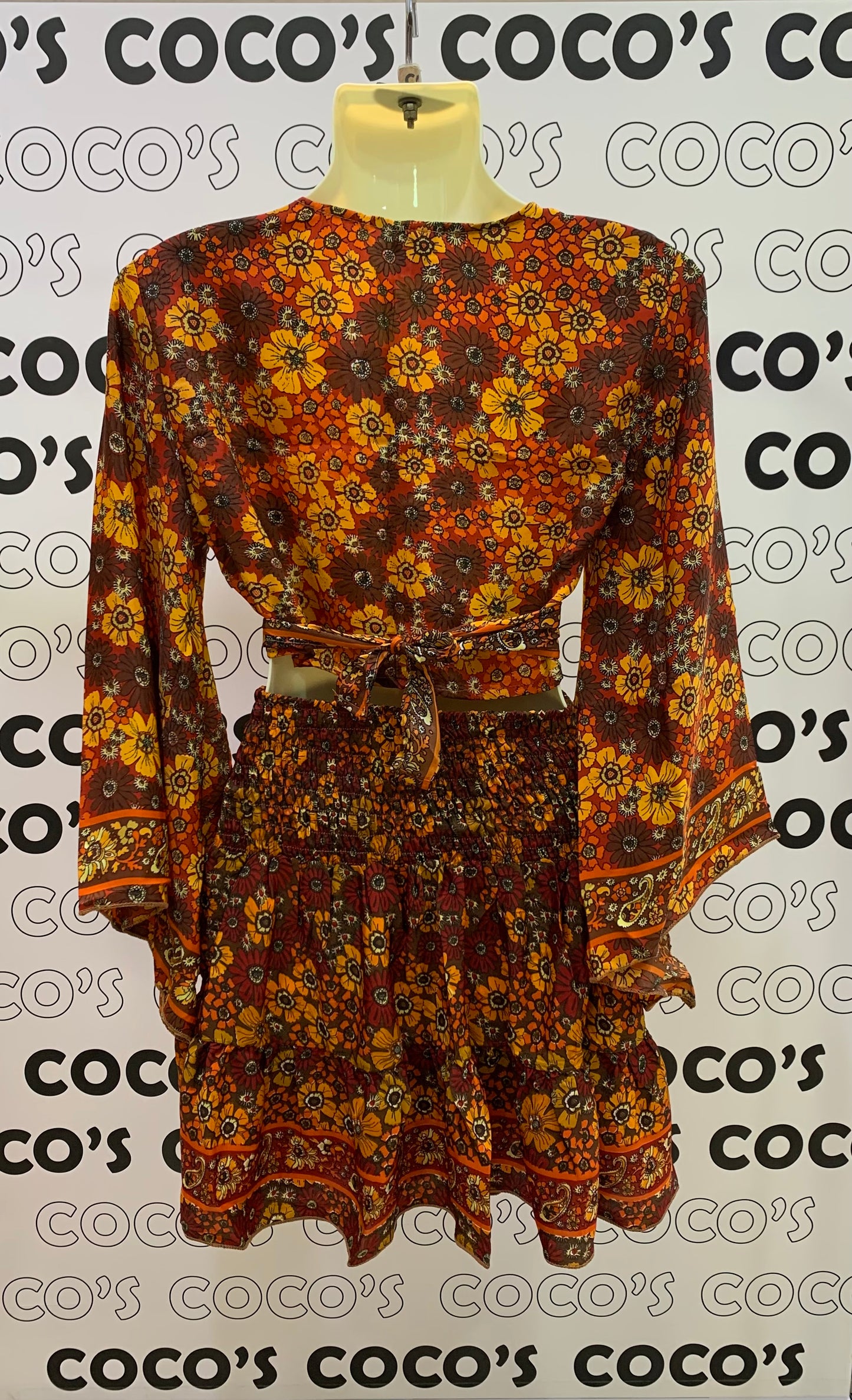 Conjunto Corto 026 Falda y Top Rojo Con Flores Amarillas, Naranjas Y Marrones