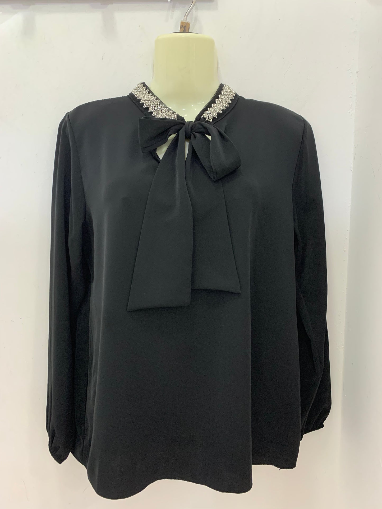 Blusa Negra Con Lazo En El Cuello