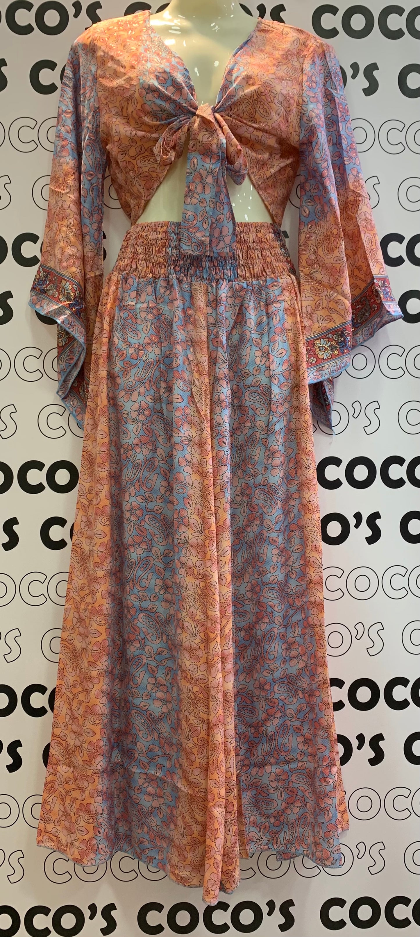 Conjunto 9020G de pantalón largo con top azul y naranja.