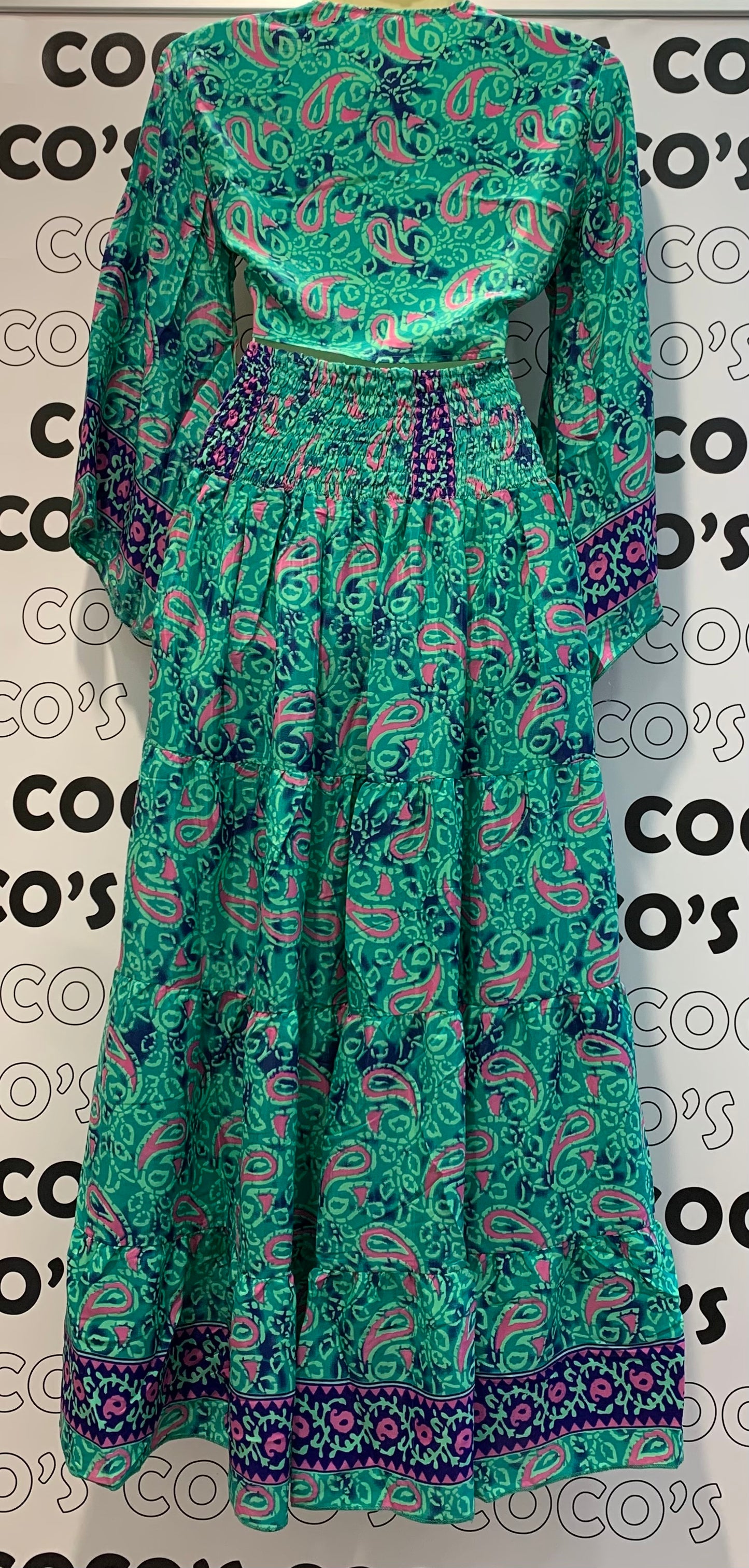 Conjunto Largo 029 Falda Verde con gotas de cachemira en fucsia.