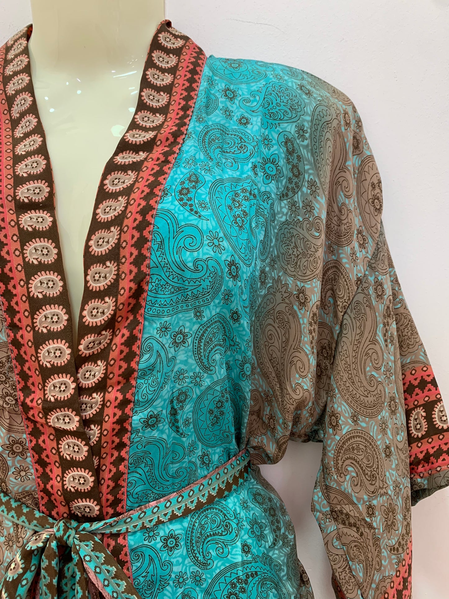 Kimono Corto Turquesa y Beige Oscuro Cachemira