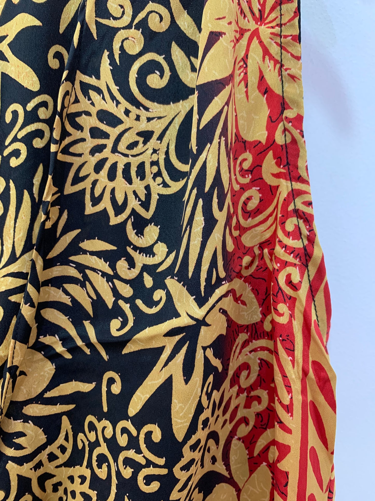 Top Sin Mangas Negro Mostaza y Rojo