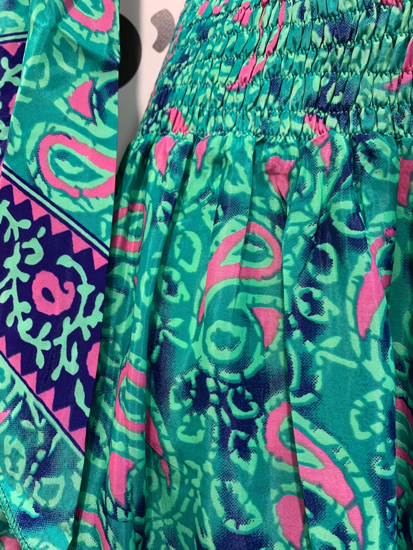 Conjunto Largo 029 Falda Verde con gotas de cachemira en fucsia.