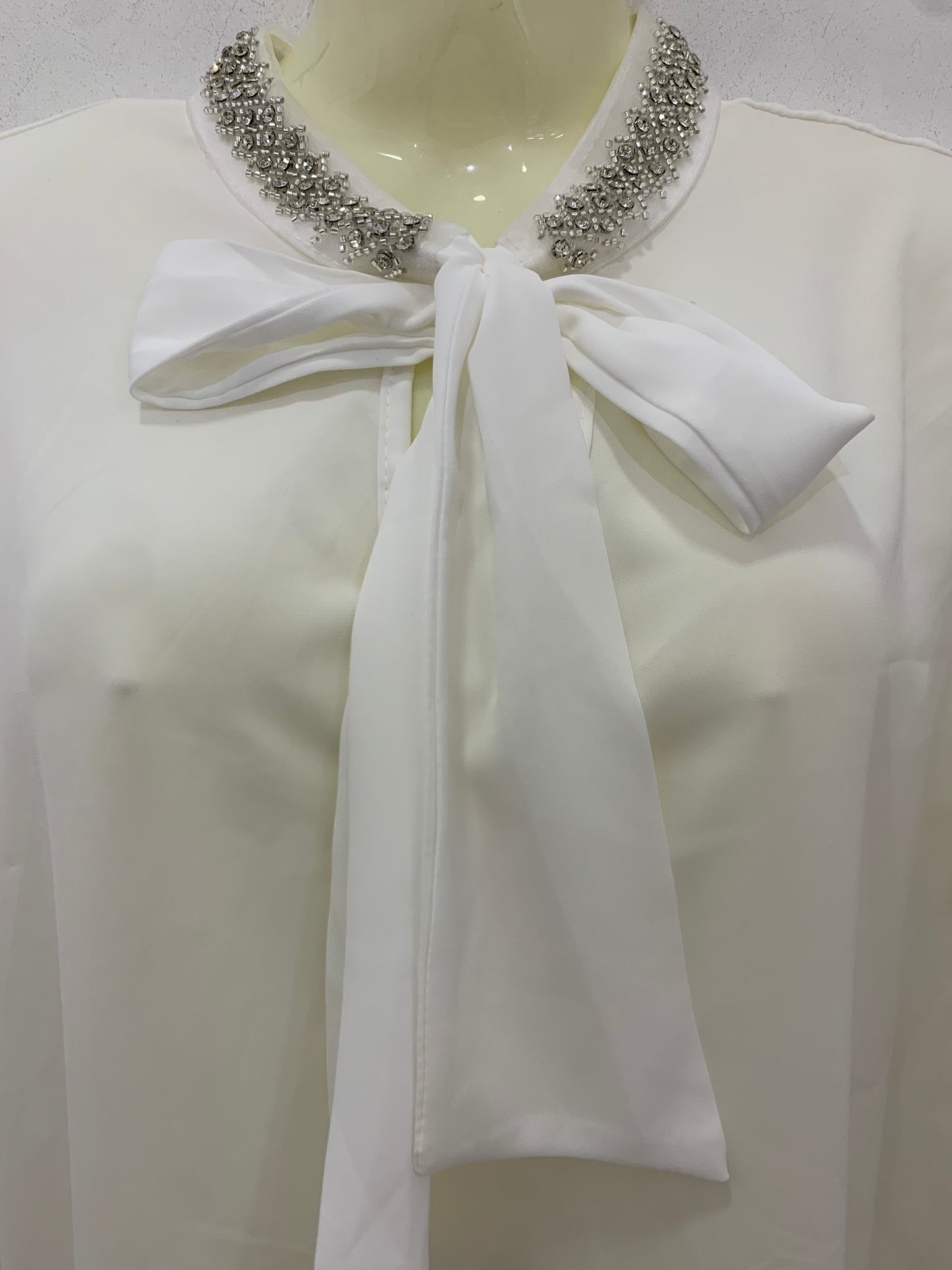 Blusa Blanca Con Lazo En El Cuello