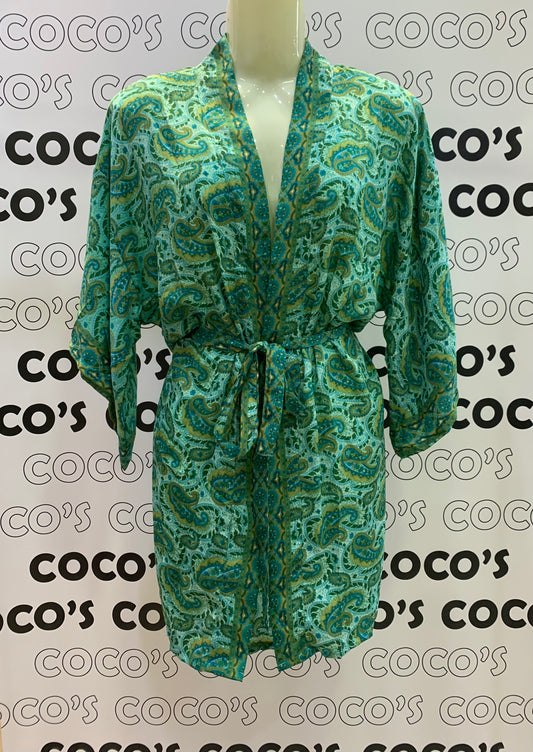 Kimono corto verde.