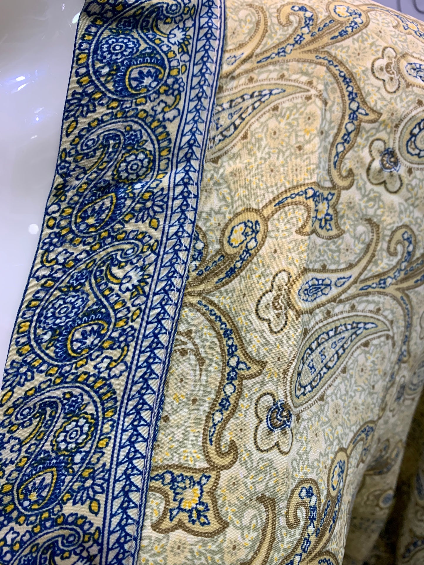 Kimono corto amarillo.