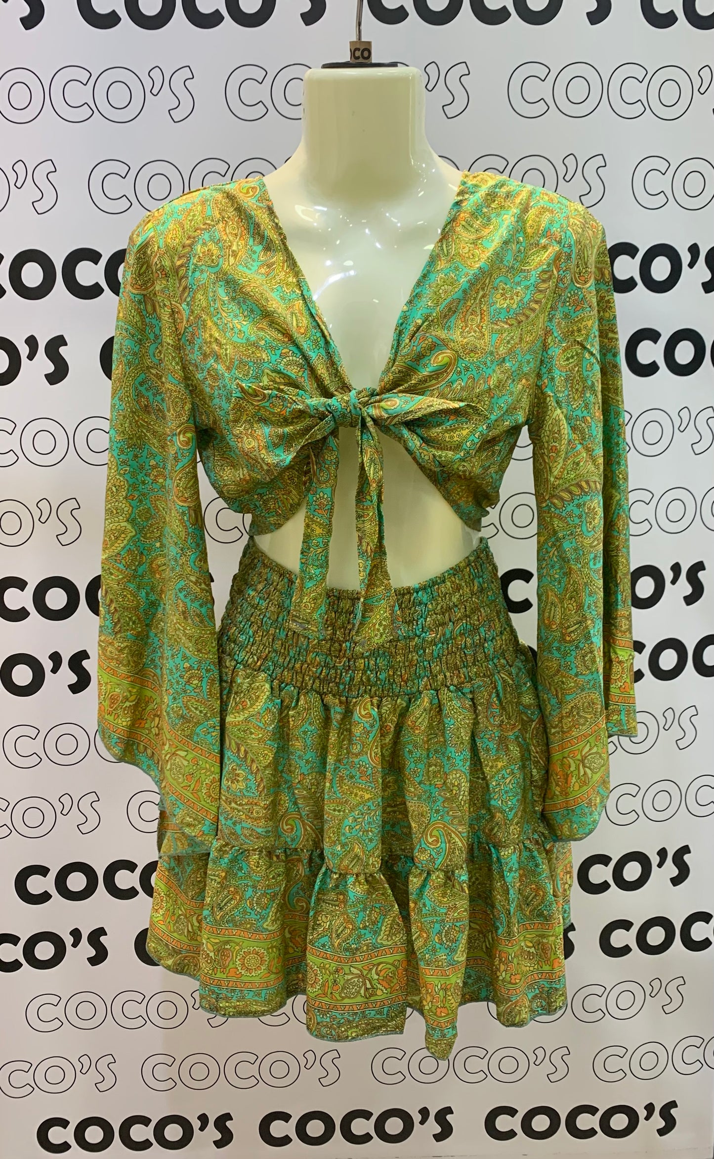 Conjunto Corto 026 Falda más top verde con flores amarillas.