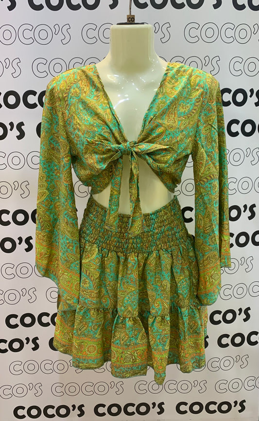 Conjunto Corto 026 Falda más top verde con flores amarillas.