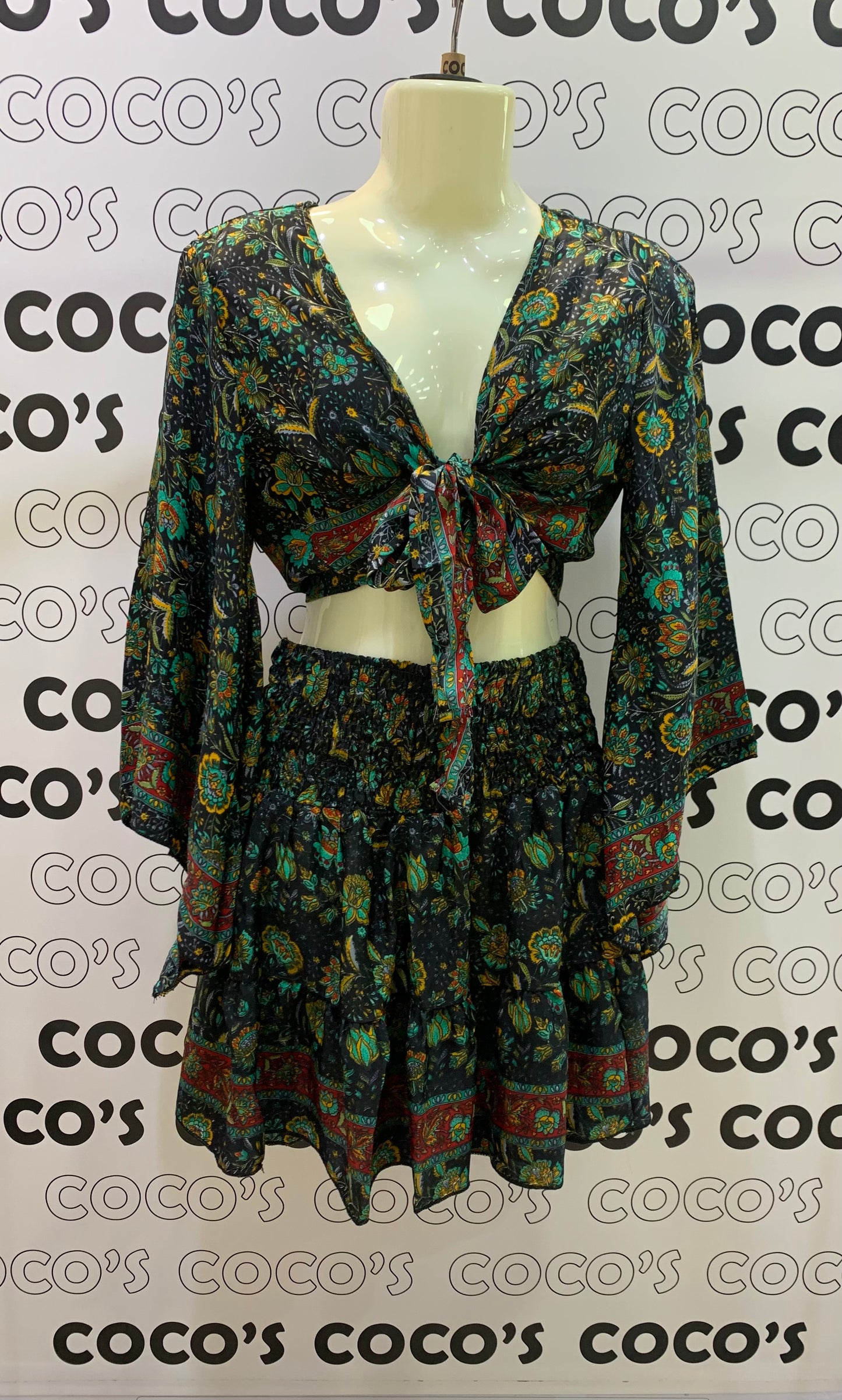 Conjunto Corto 026 Falda más top negro con flores verdes.