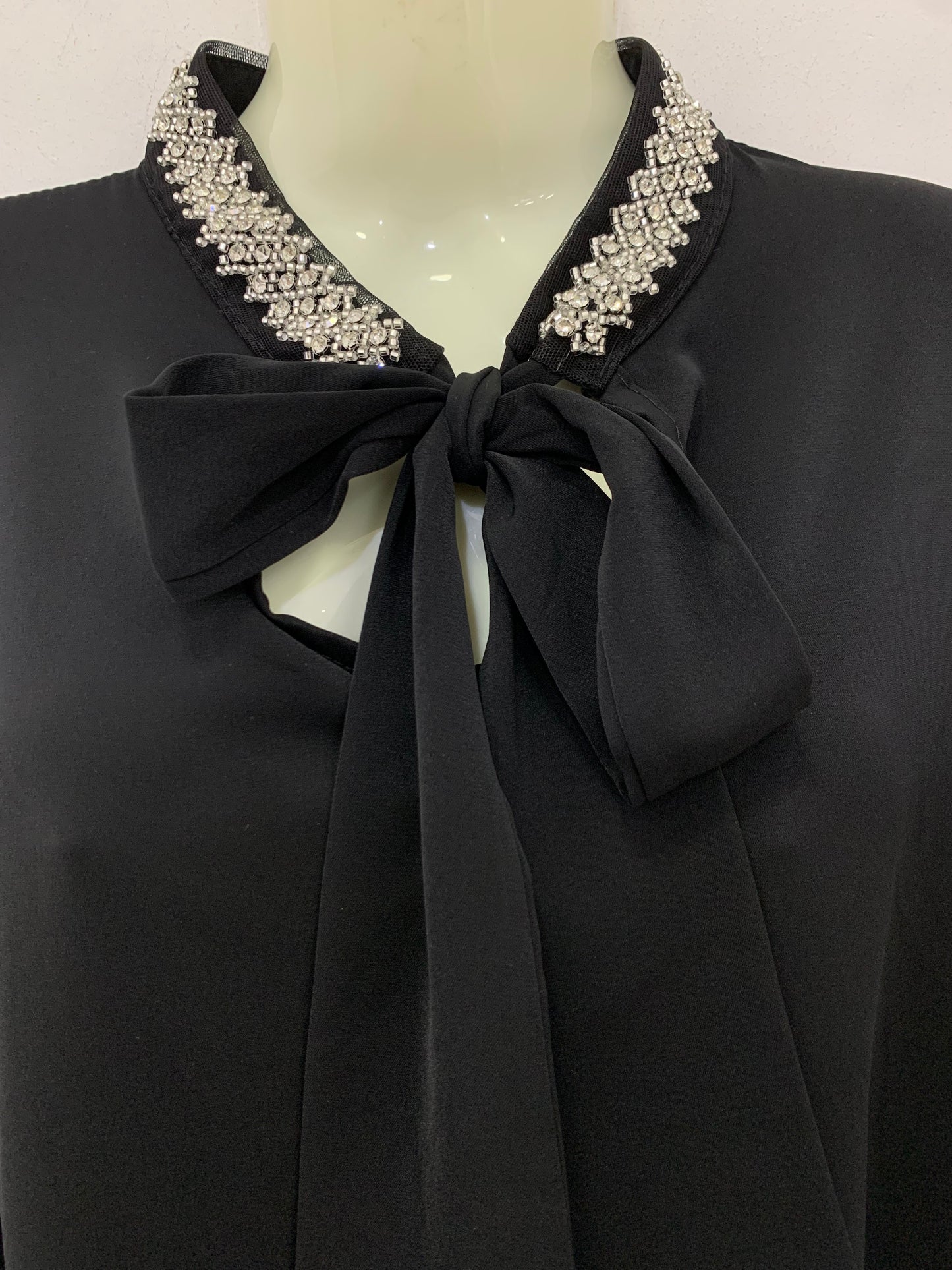 Blusa Negra Con Lazo En El Cuello