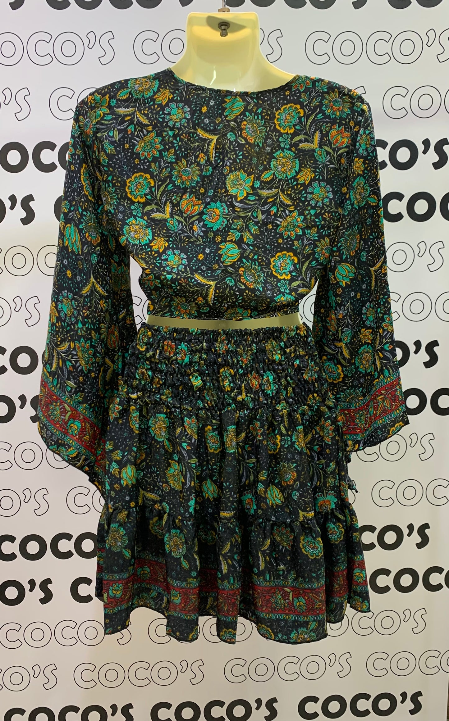 Conjunto Corto 026 Falda más top negro con flores verdes.