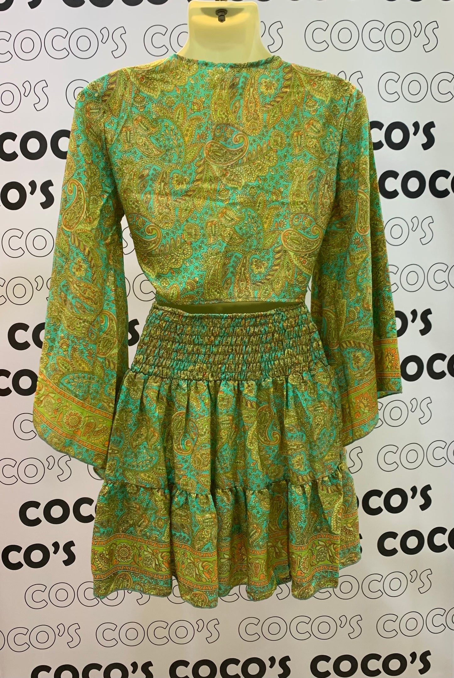 Conjunto Corto 026 Falda más top verde con flores amarillas.