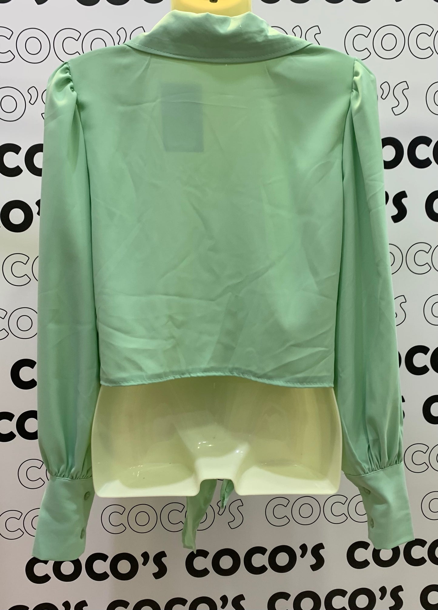 Camisa manga larga verde.