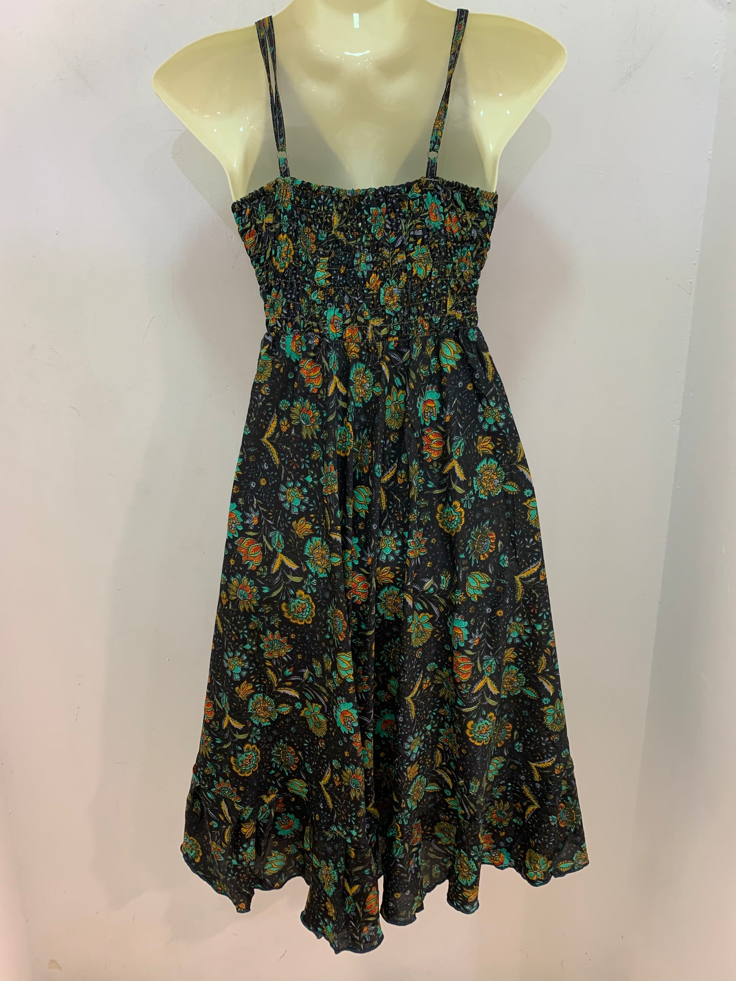 Vestido 220K Negro Con Flores Verdes Roja y Mostaza