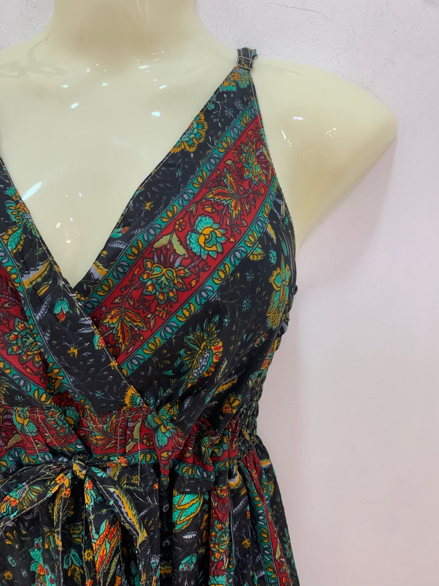 Vestido 220K Negro Con Flores Verdes Roja y Mostaza